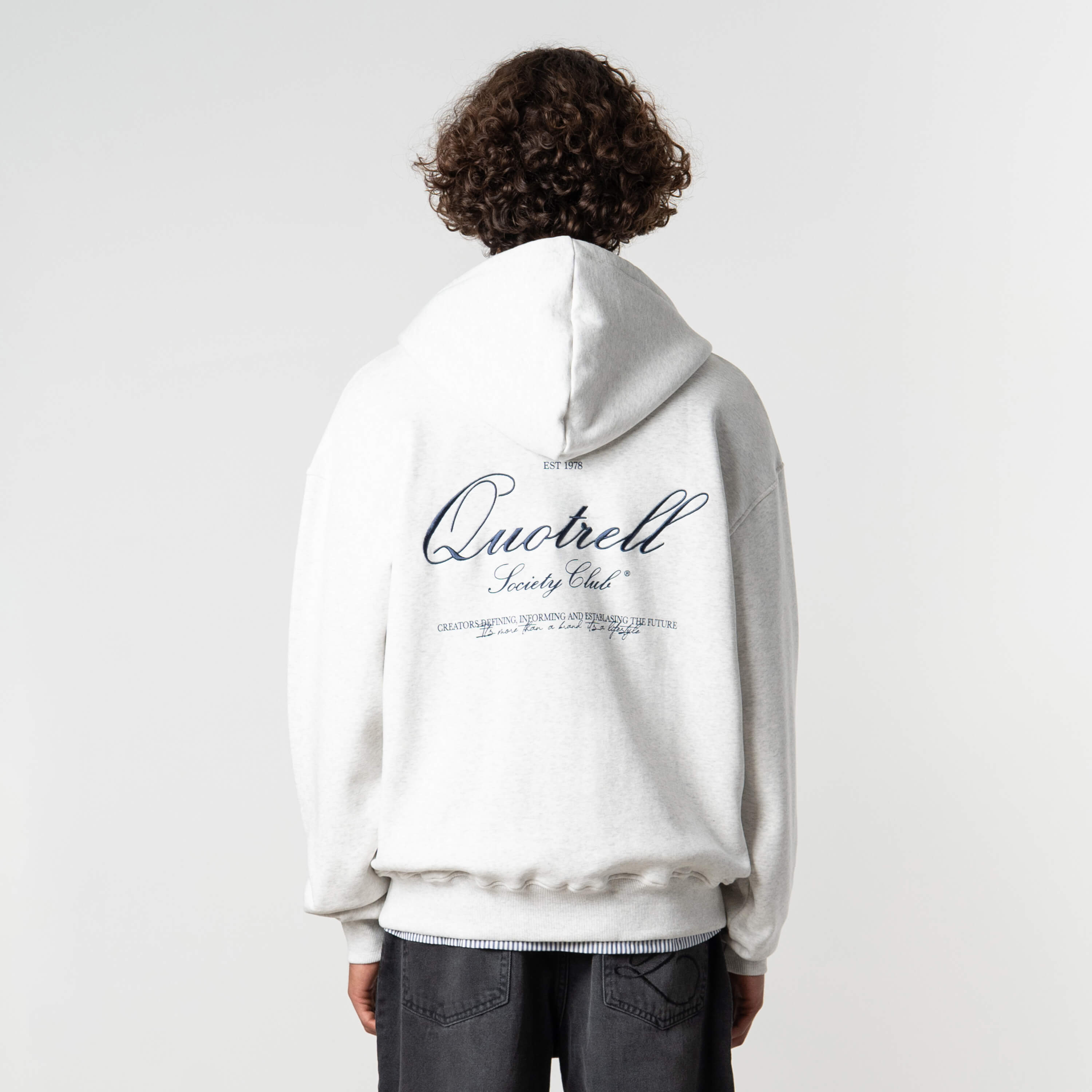 Model is 184 cm, 70 kg, and wears size M