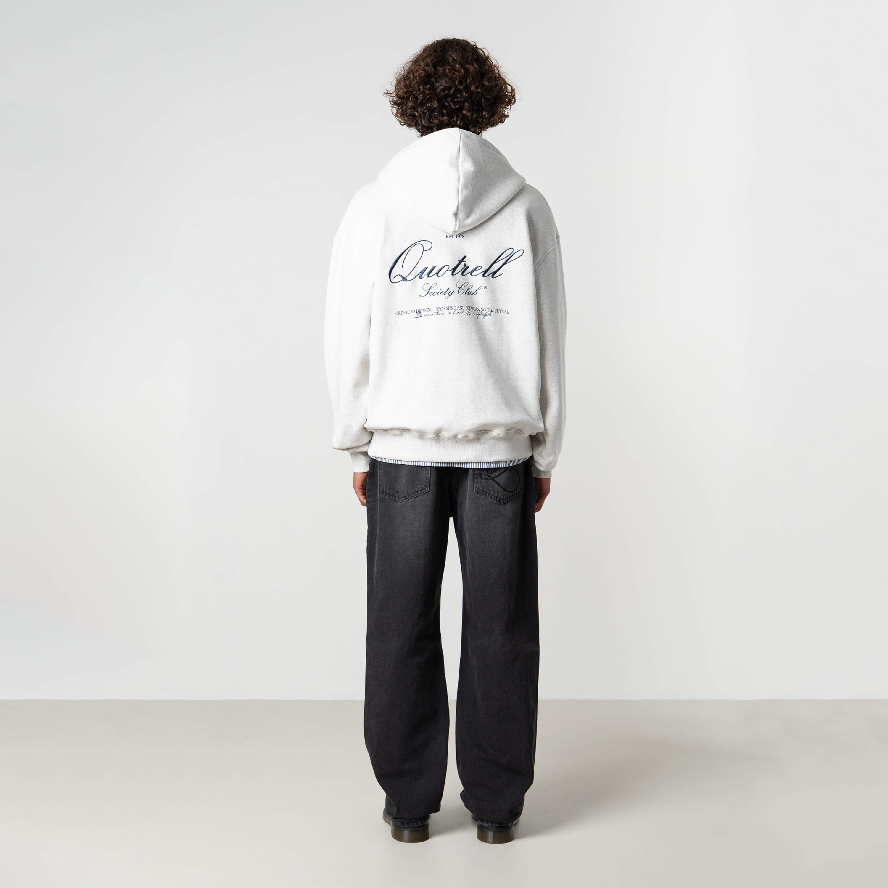 Model is 184 cm, 70 kg, and wears size M