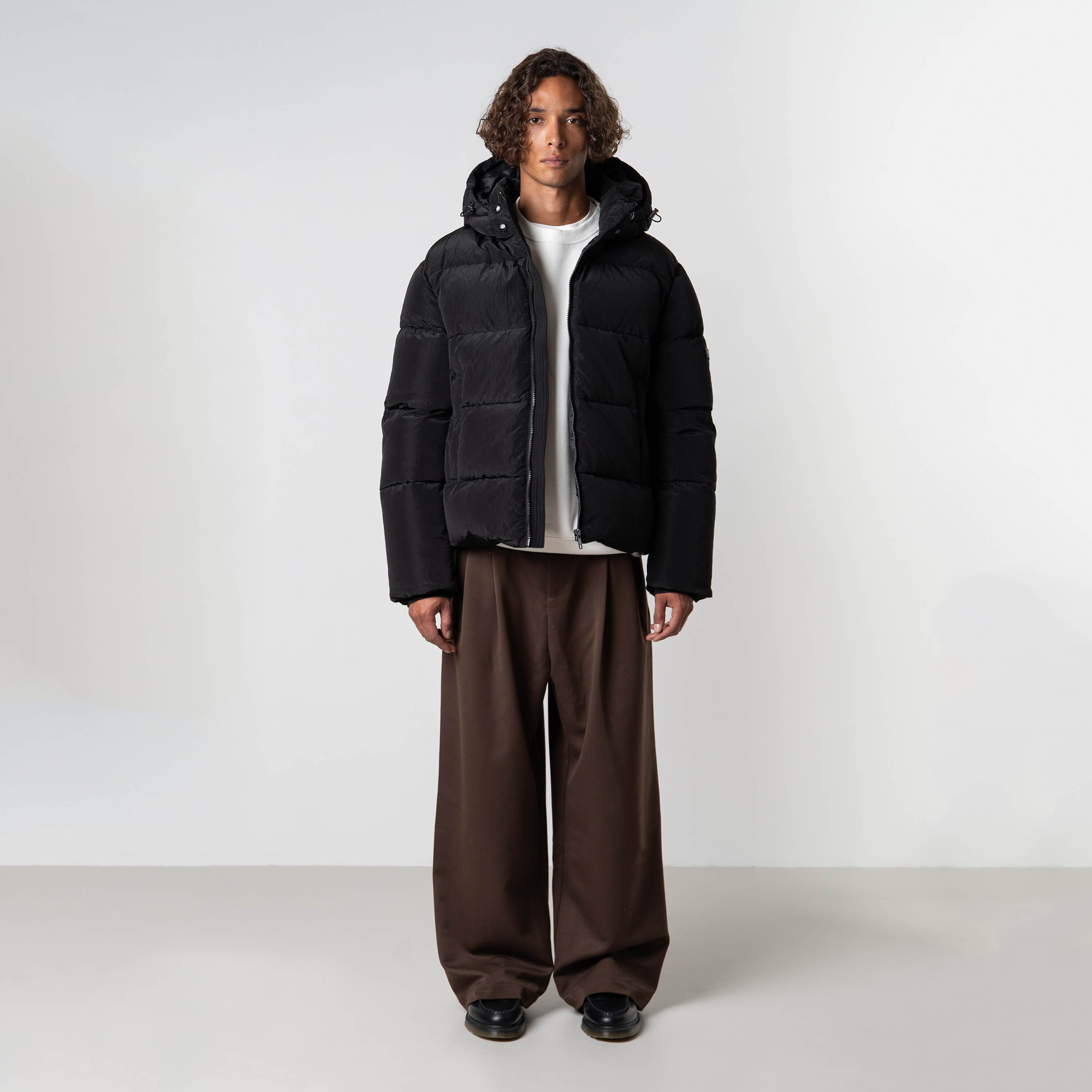 Model is 184 cm, 70 kg, and wears size M