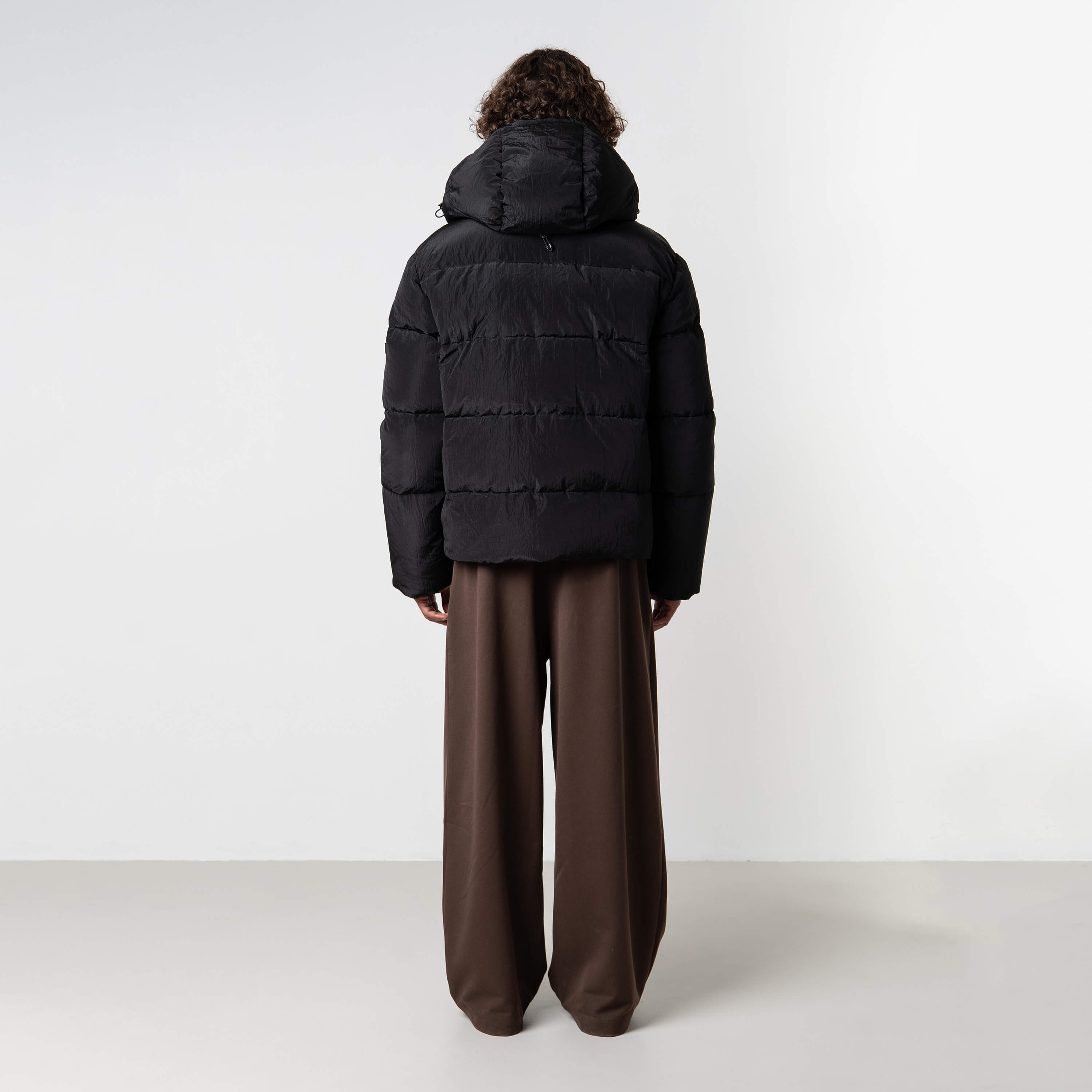 Model is 184 cm, 70 kg, and wears size M