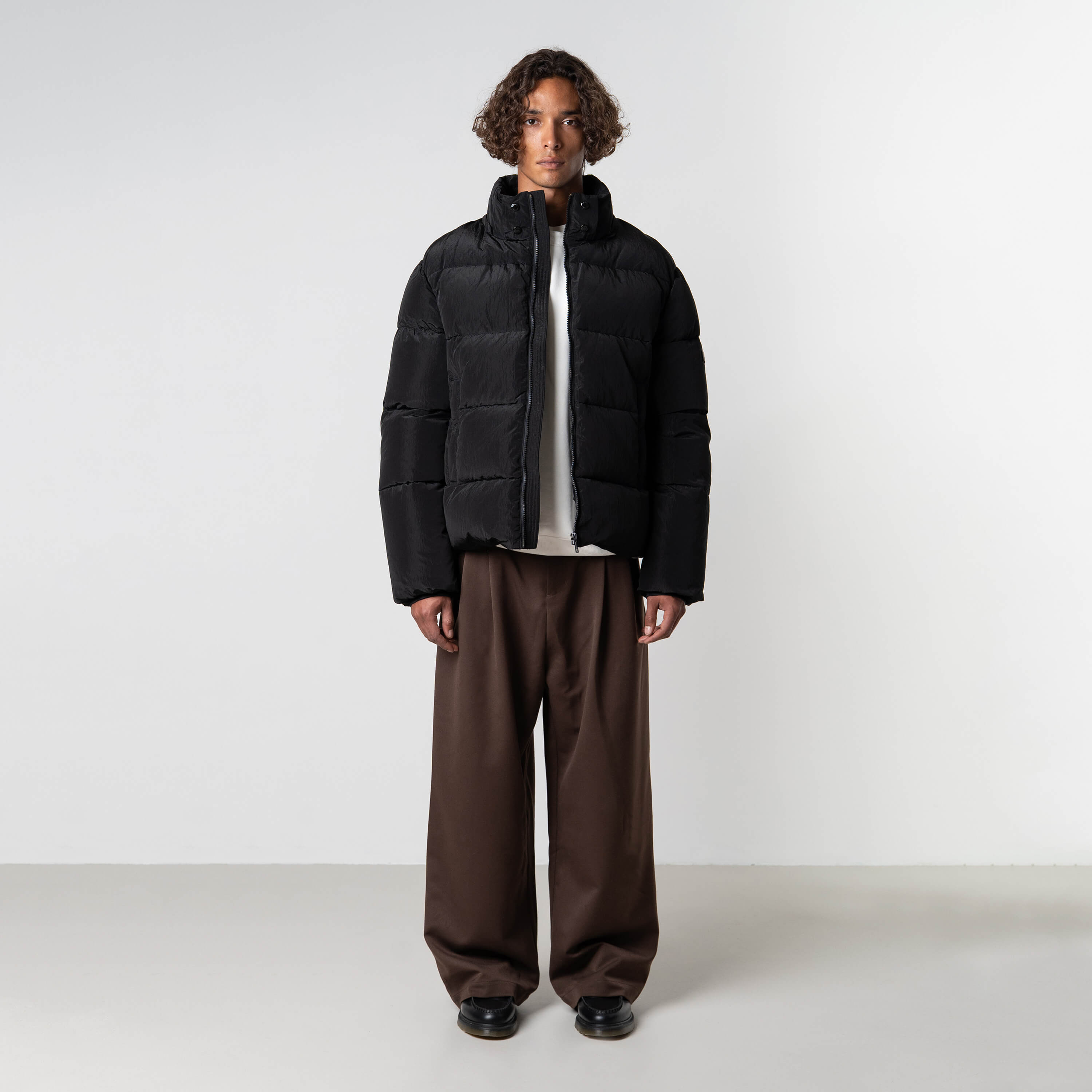 Model is 184 cm, 70 kg, and wears size M