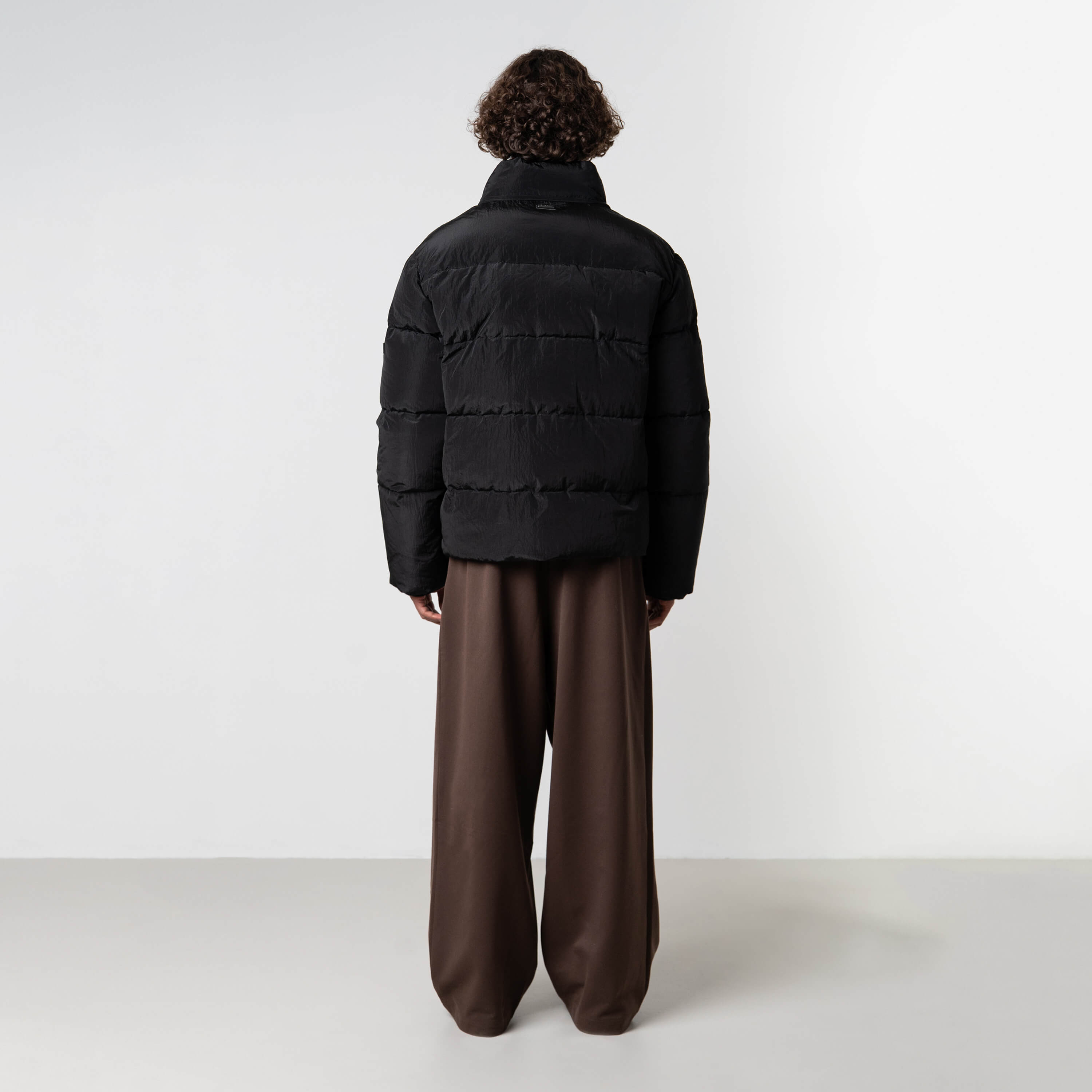 Model is 184 cm, 70 kg, and wears size M