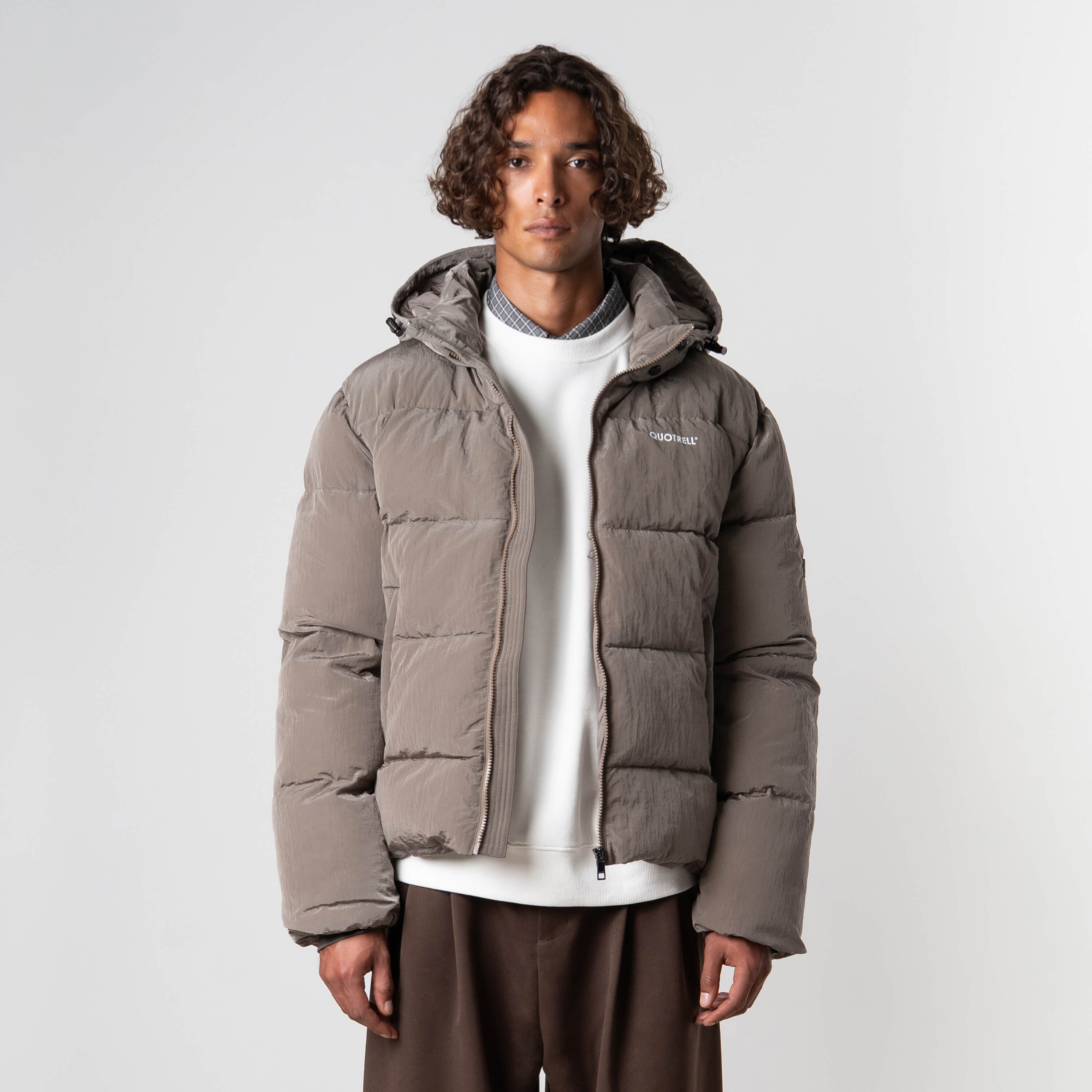 Model is 184 cm, 70 kg, and wears size M