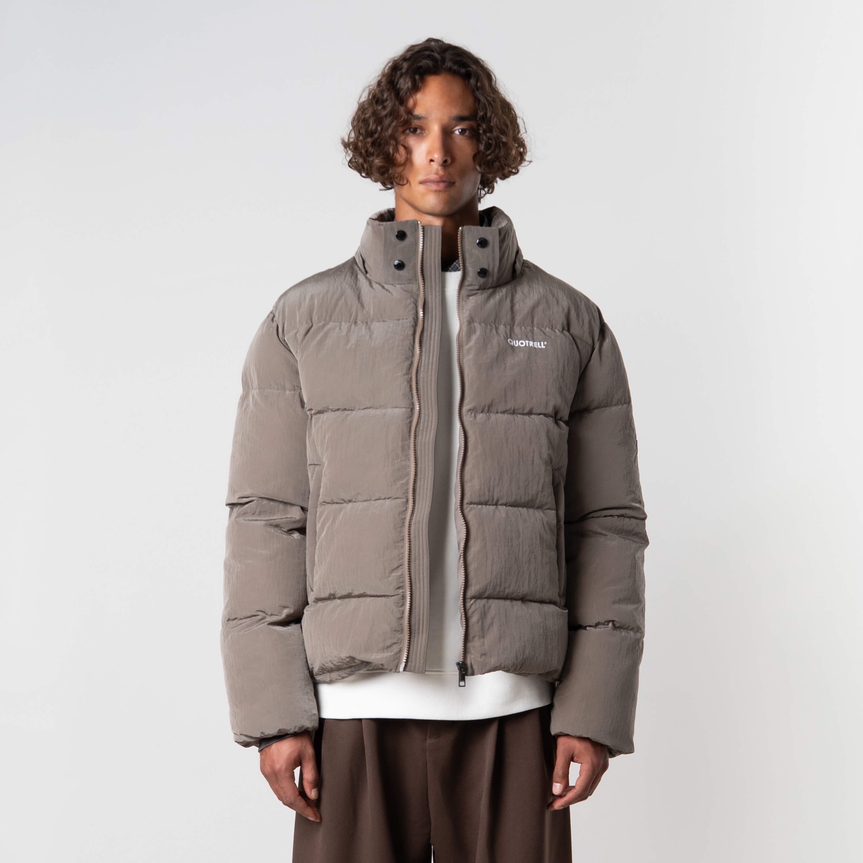 Model is 184 cm, 70 kg, and wears size M