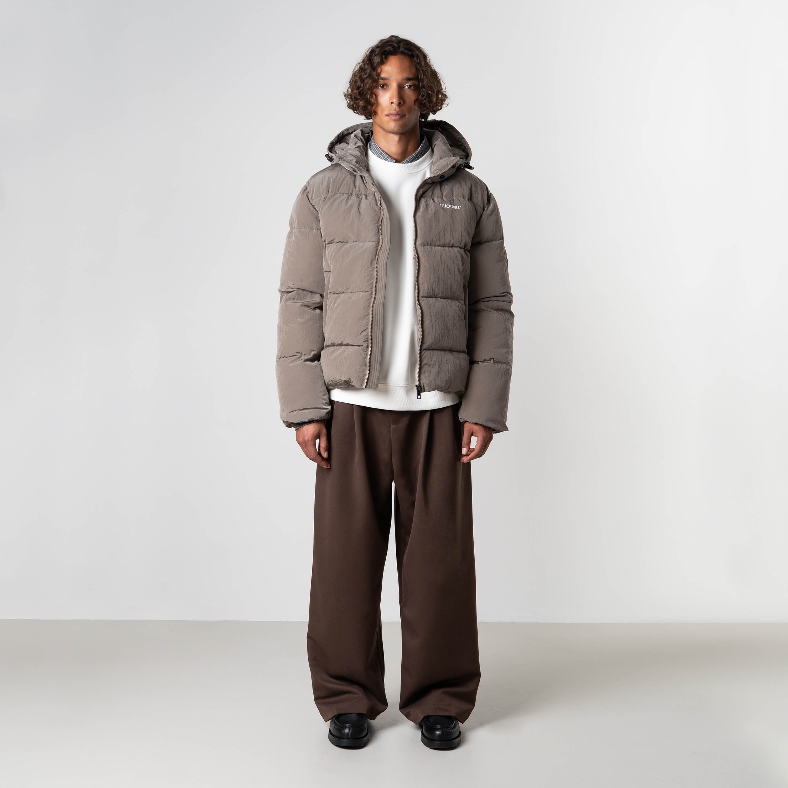 Model is 184 cm, 70 kg, and wears size M