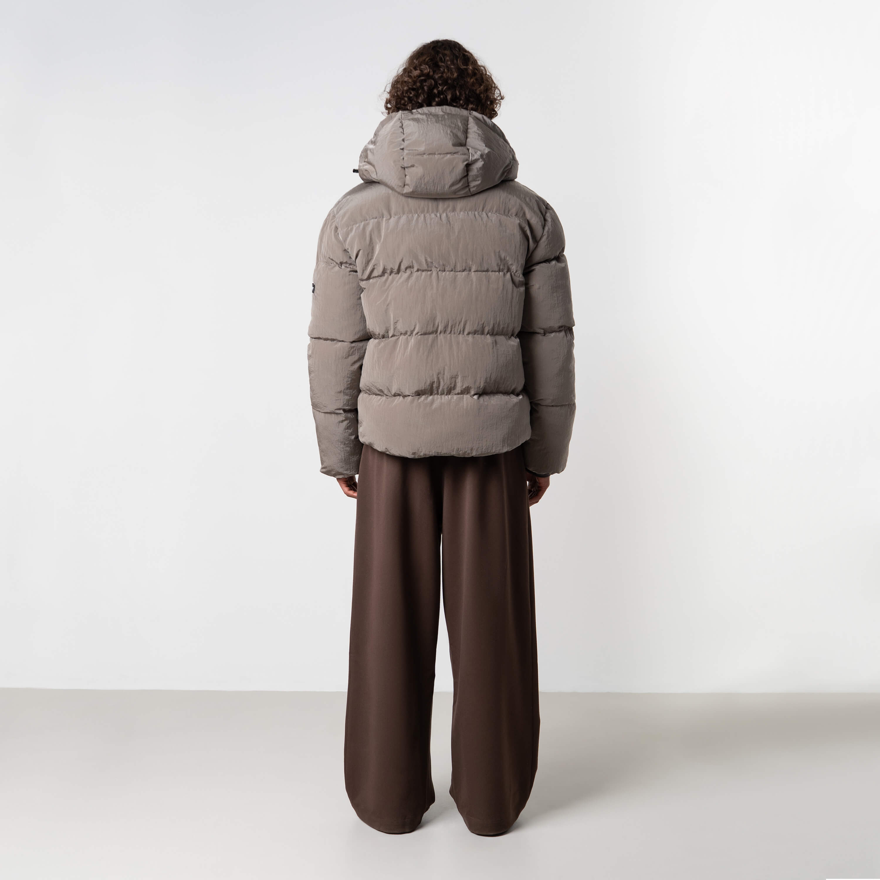 Model is 184 cm, 70 kg, and wears size M