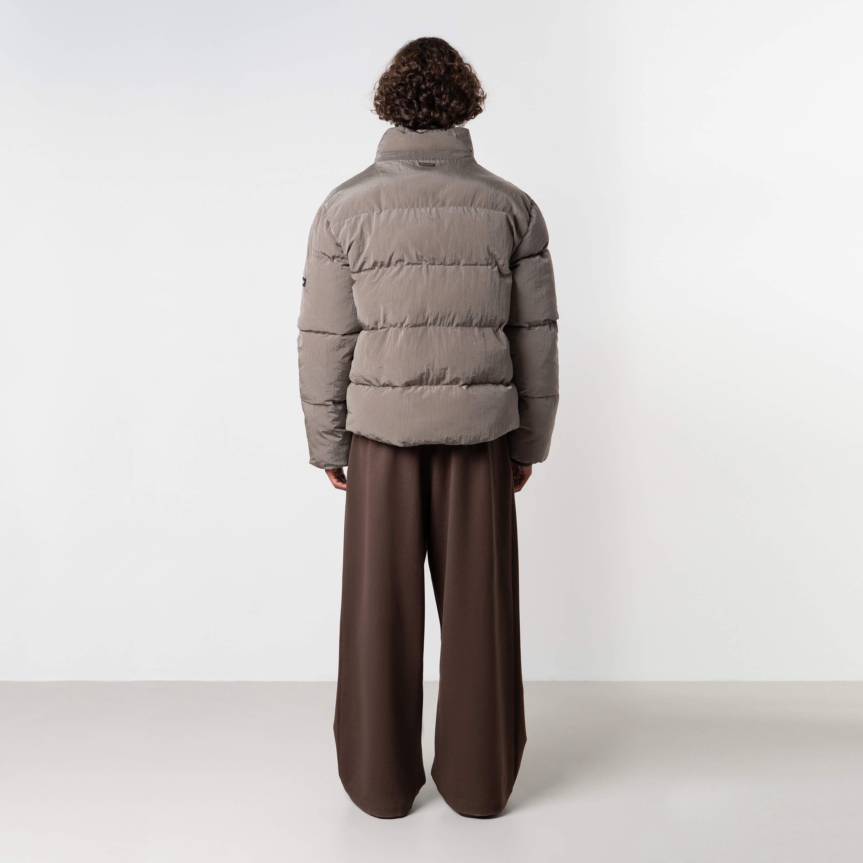 Model is 184 cm, 70 kg, and wears size M