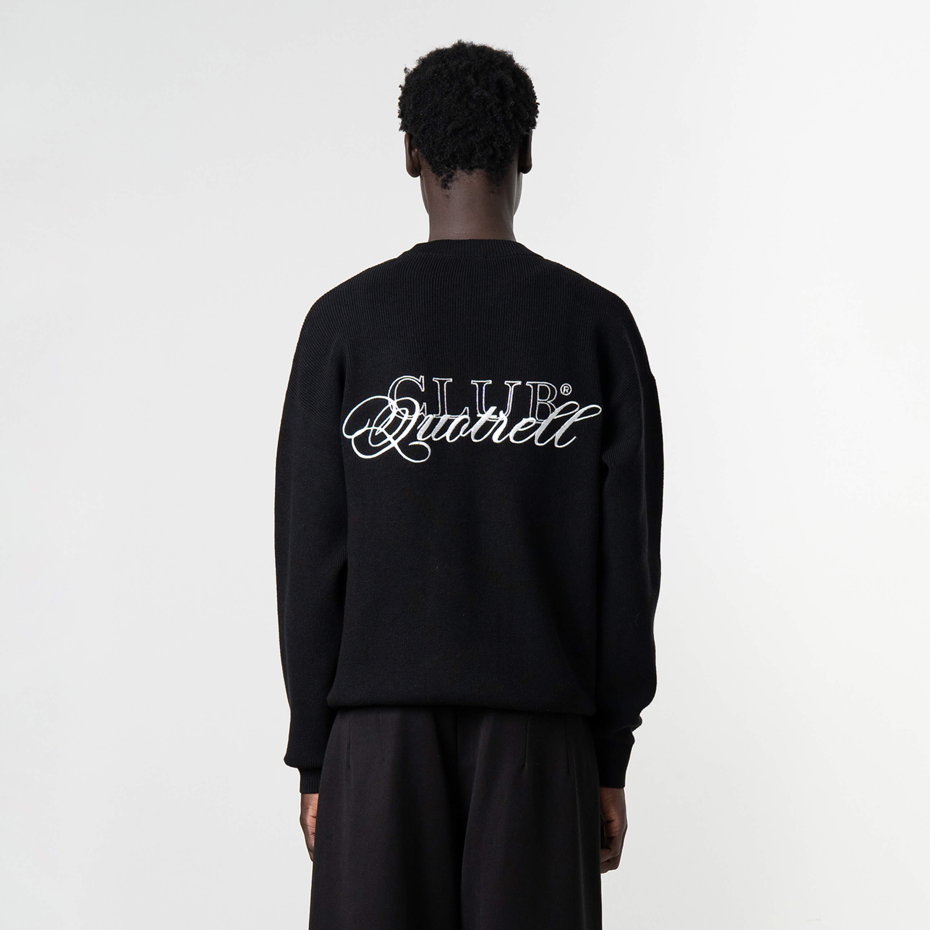 Model is 189 cm, 74kg, and wears size M