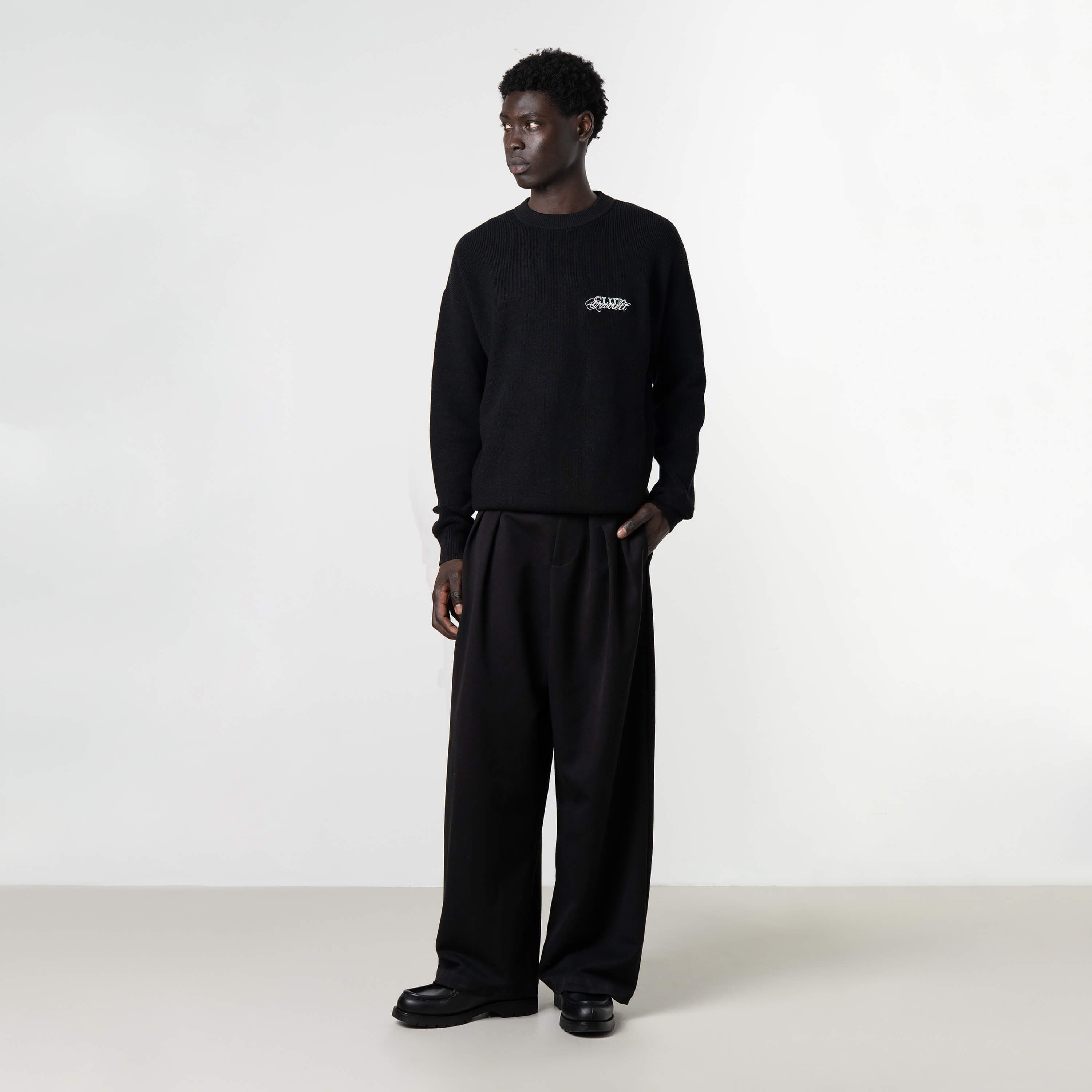 Model is 189 cm, 74kg, and wears size M