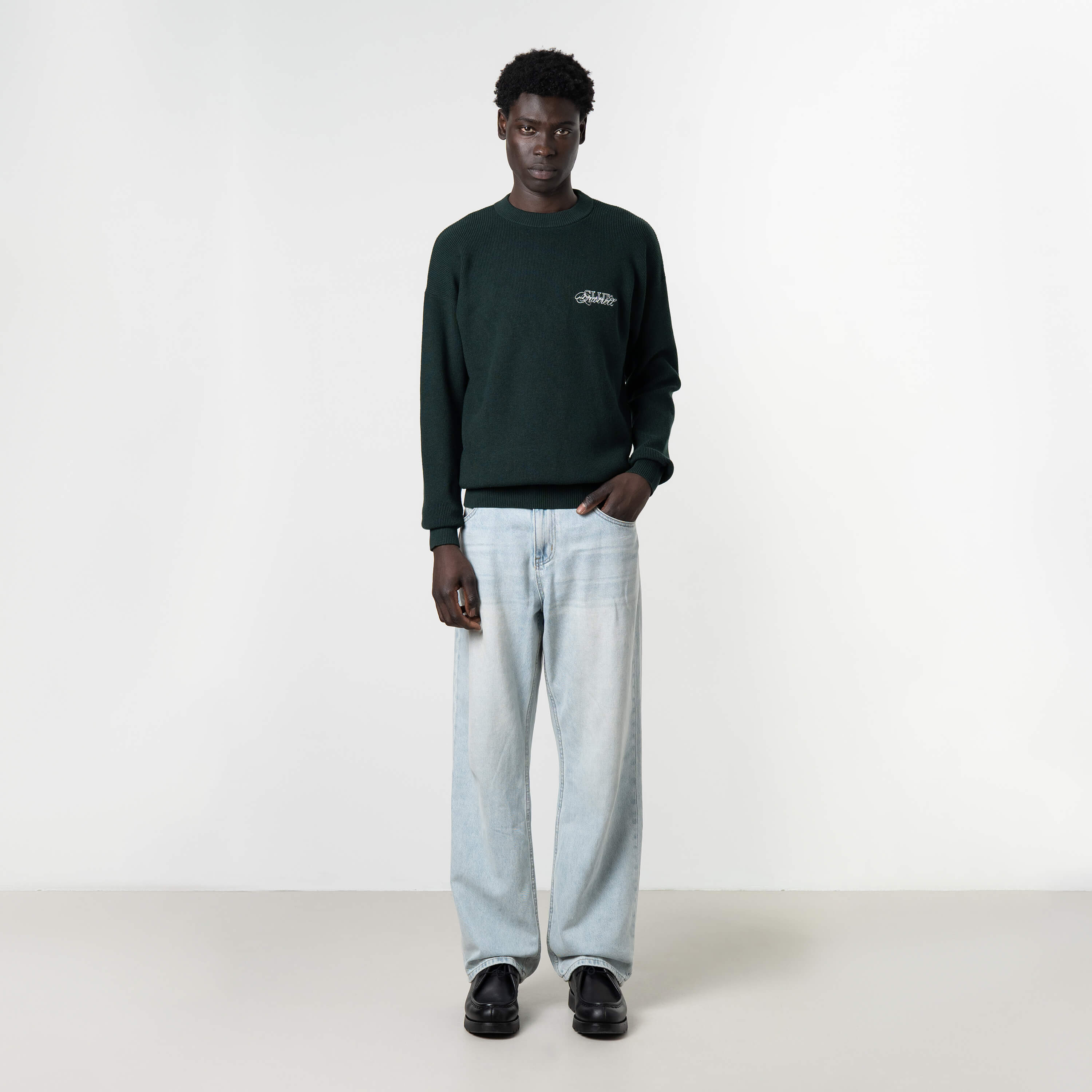 Model is 189 cm, 74kg, and wears size M