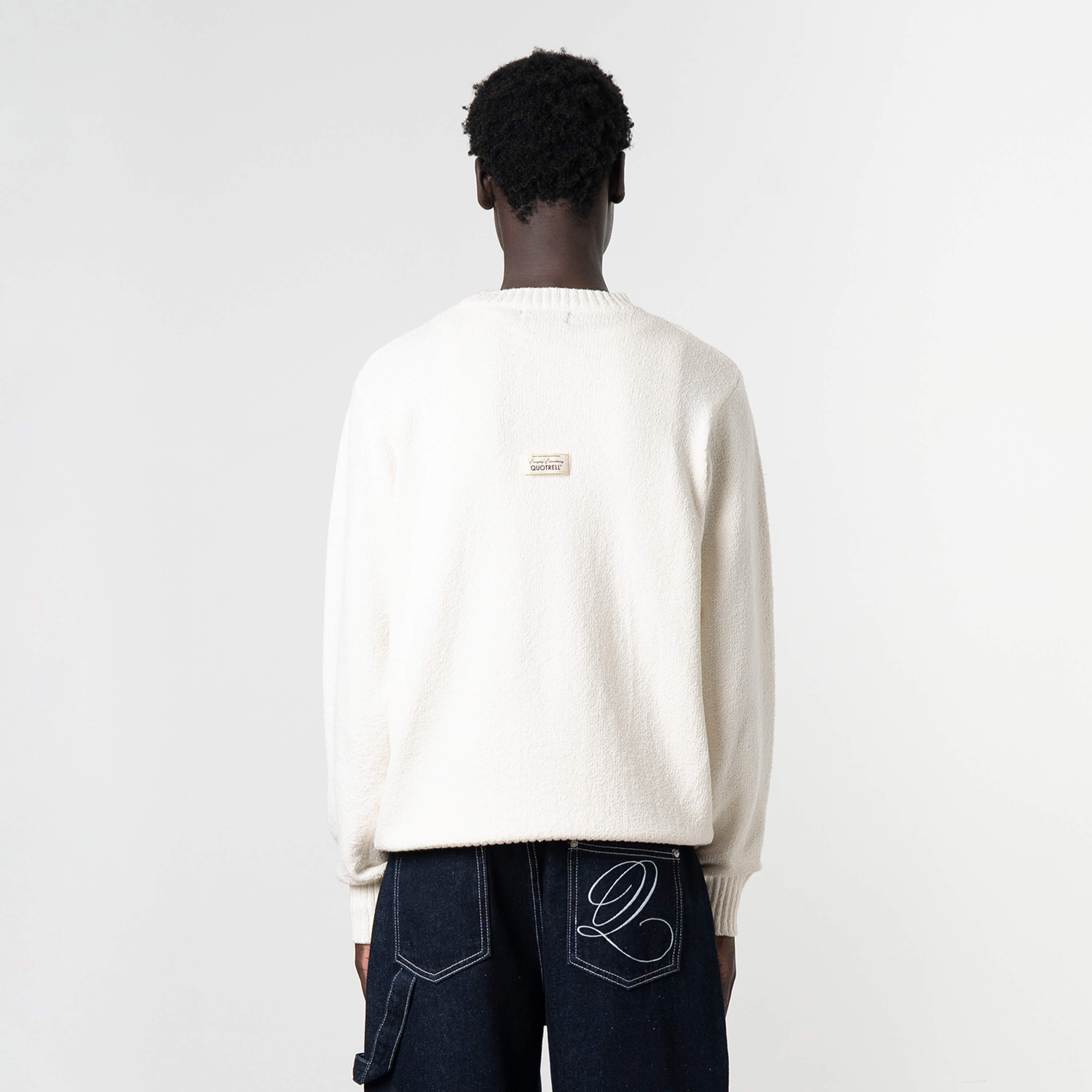 Model is 189 cm, 74kg, and wears size M