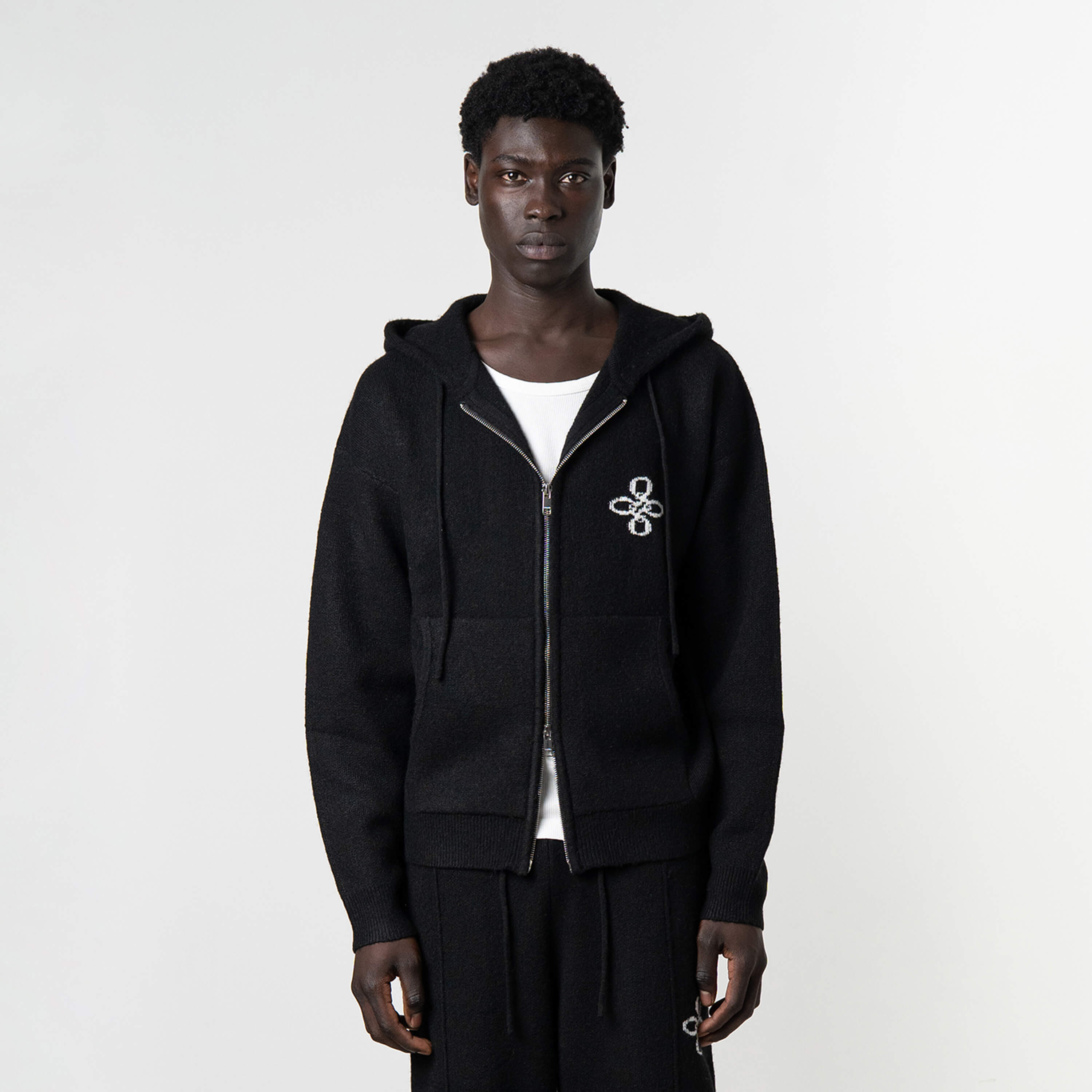 Model is 189 cm, 74 kg, and wears size M