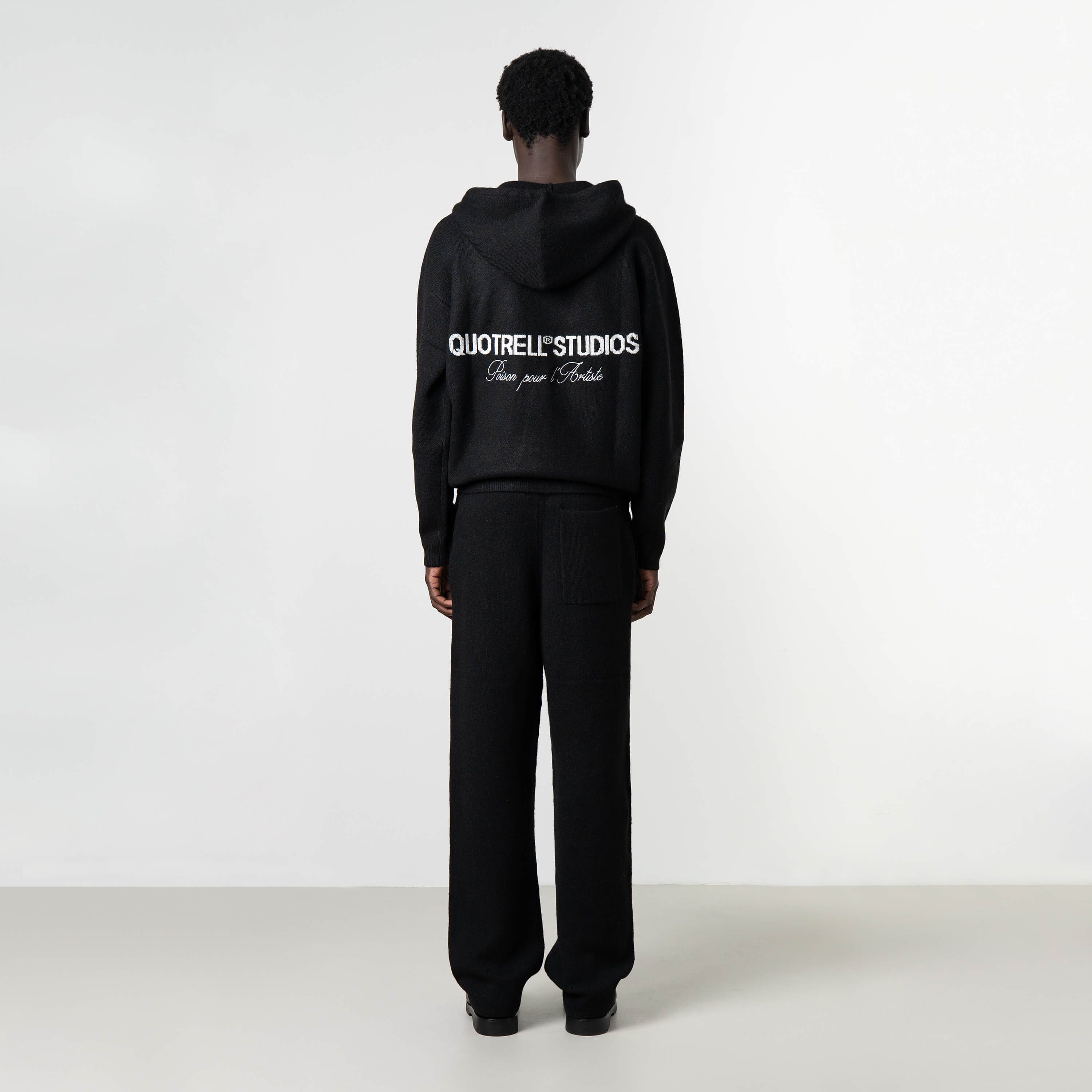 Model is 189 cm, 74 kg, and wears size M
