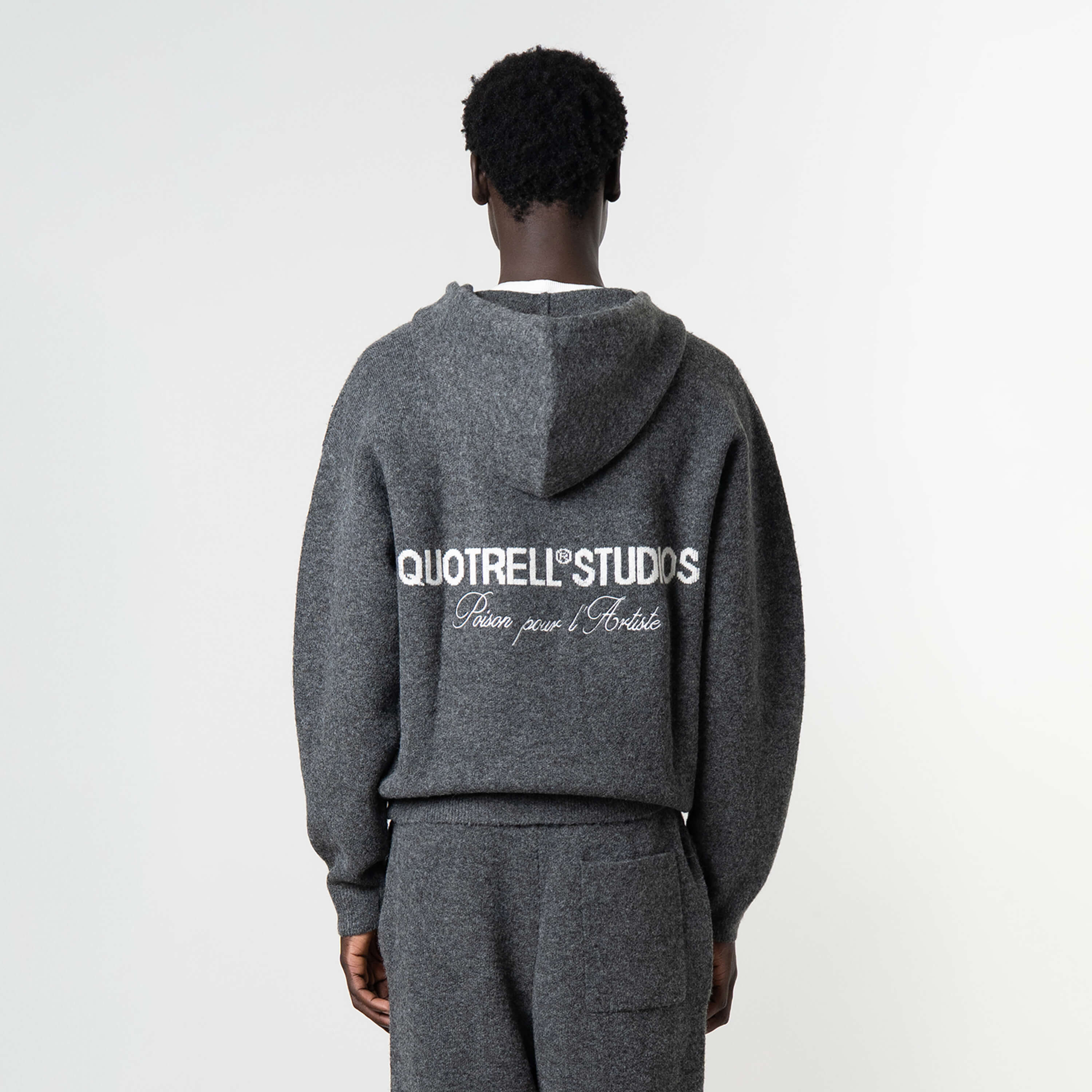 Model is 189 cm, 74 kg, and wears size M