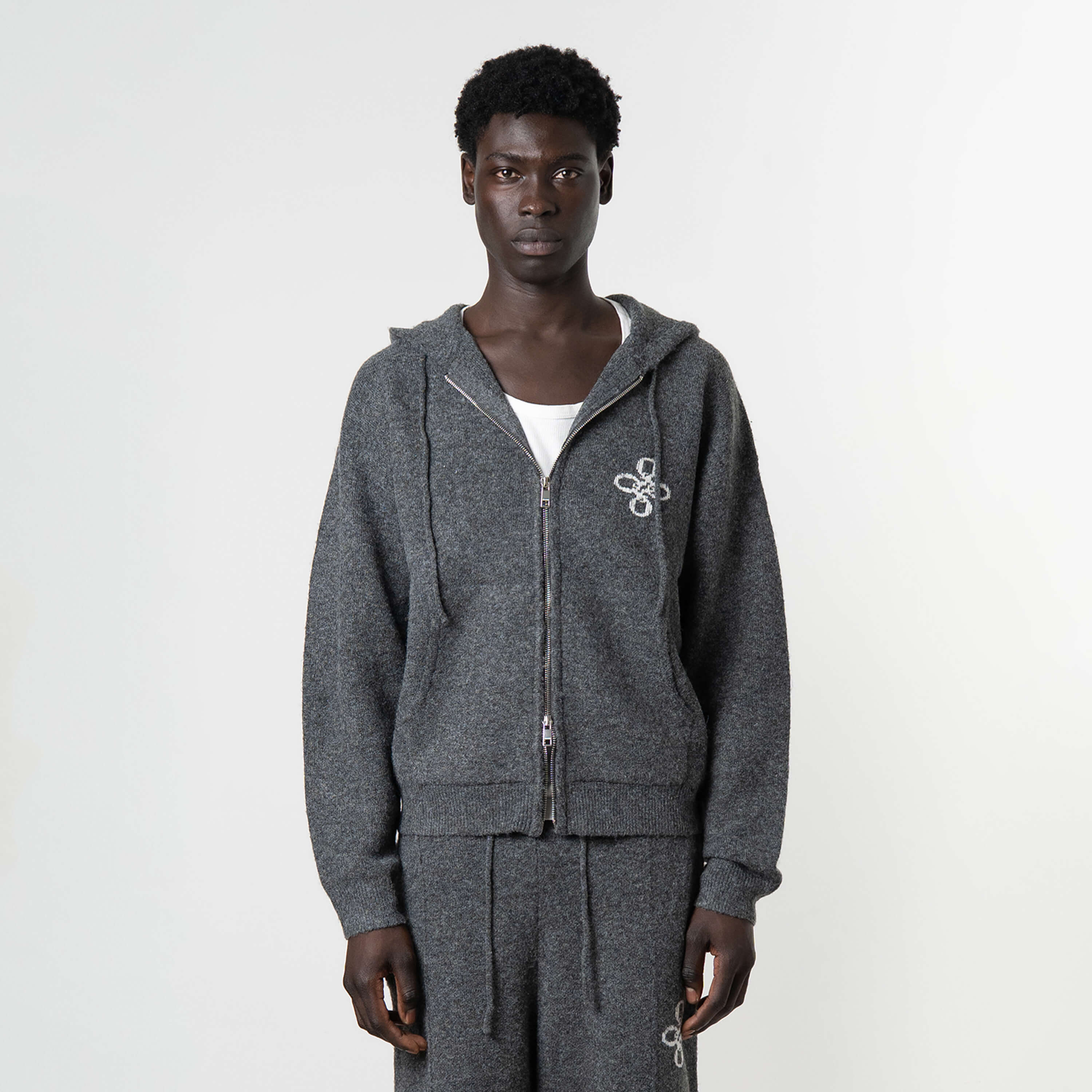 Model is 189 cm, 74 kg, and wears size M