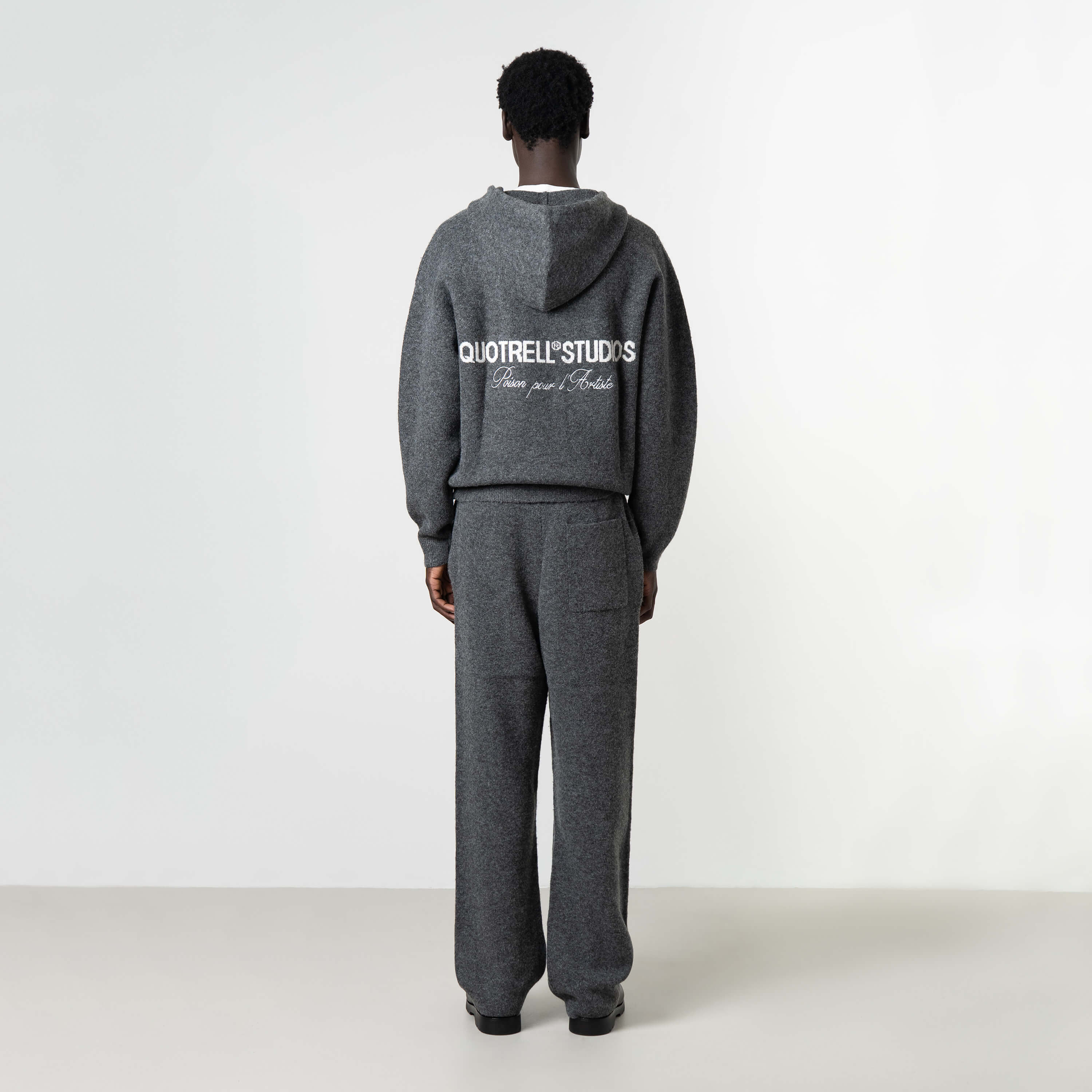 Model is 189 cm, 74 kg, and wears size M