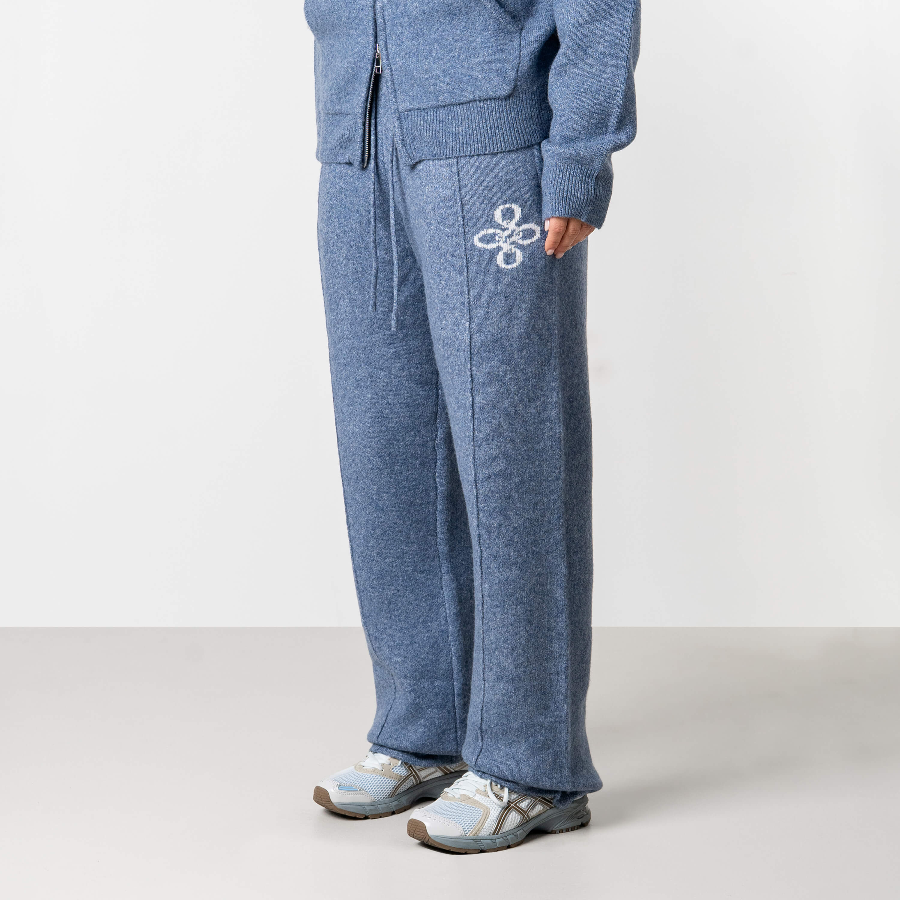 Model is 168 cm and wears size S