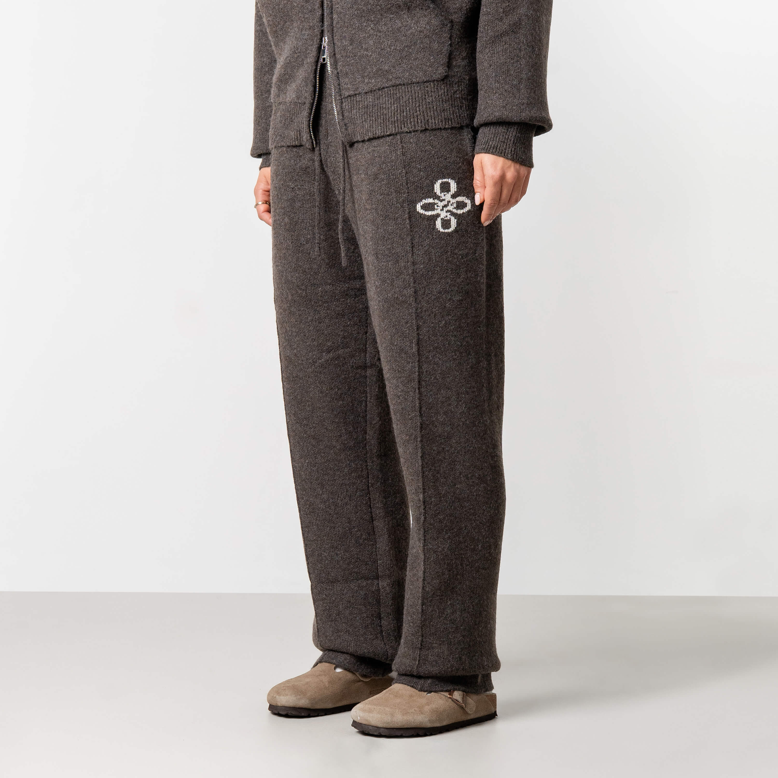 Model is 168 cm and wears size S