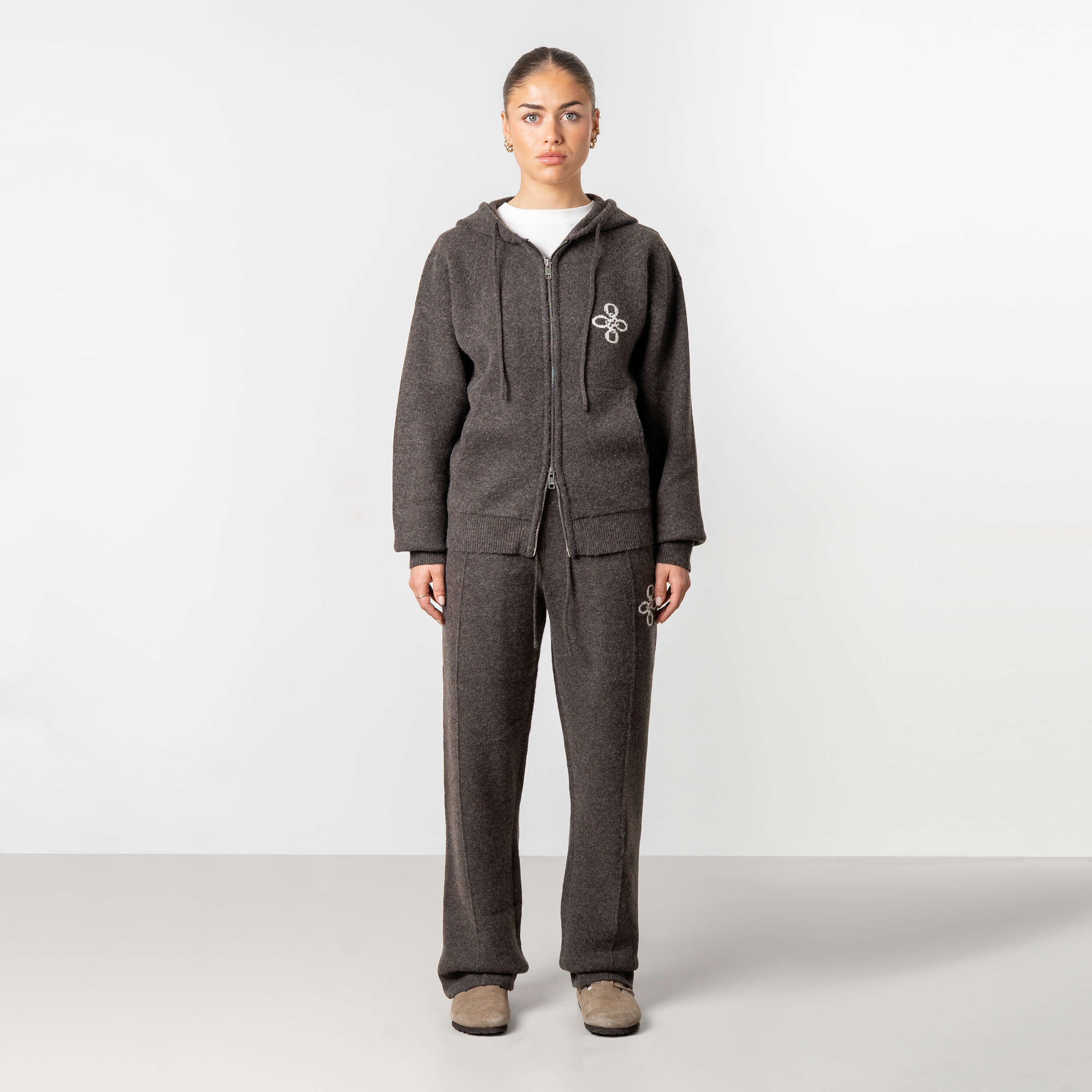 Model is 168 cm and wears size S