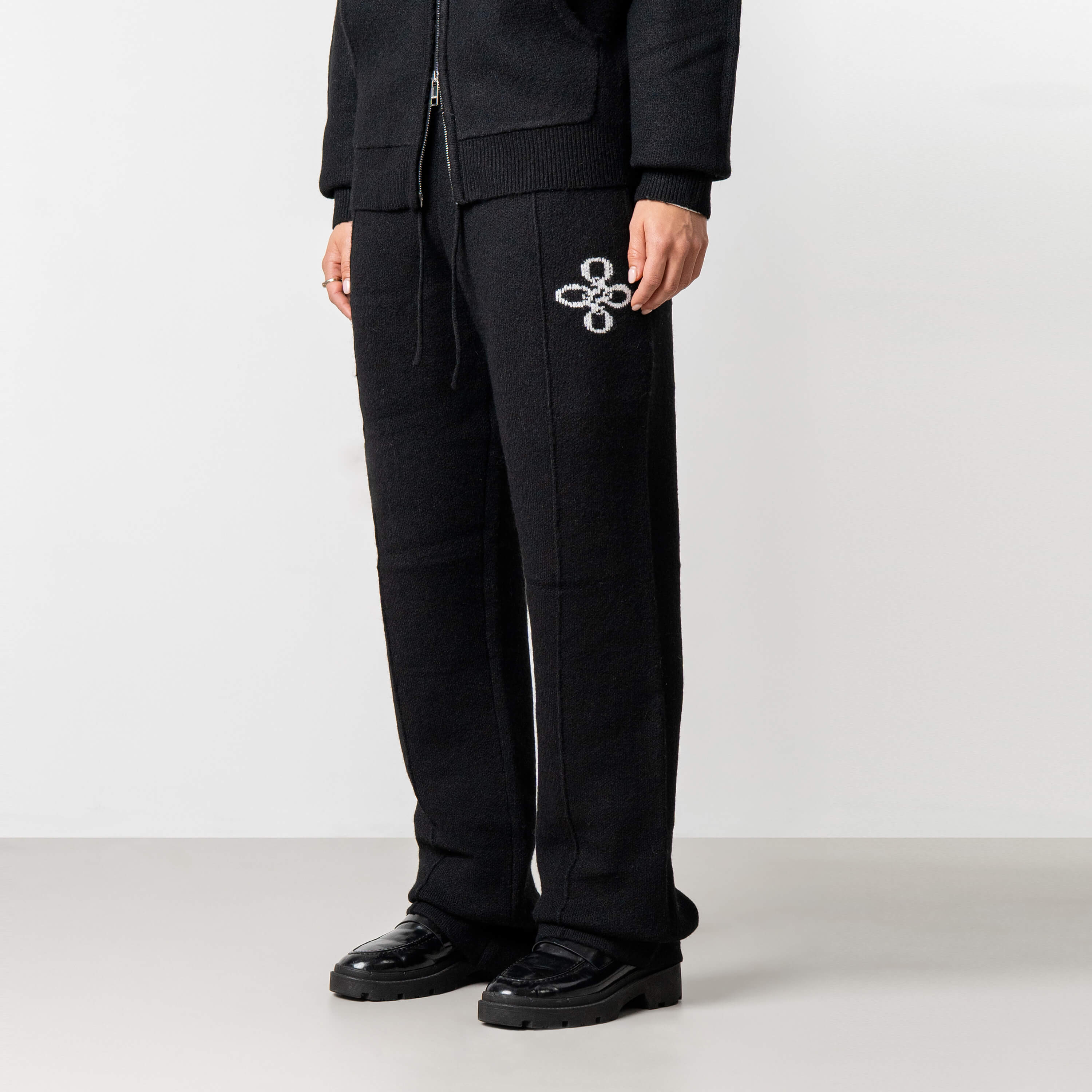 Model is 168 cm and wears size S