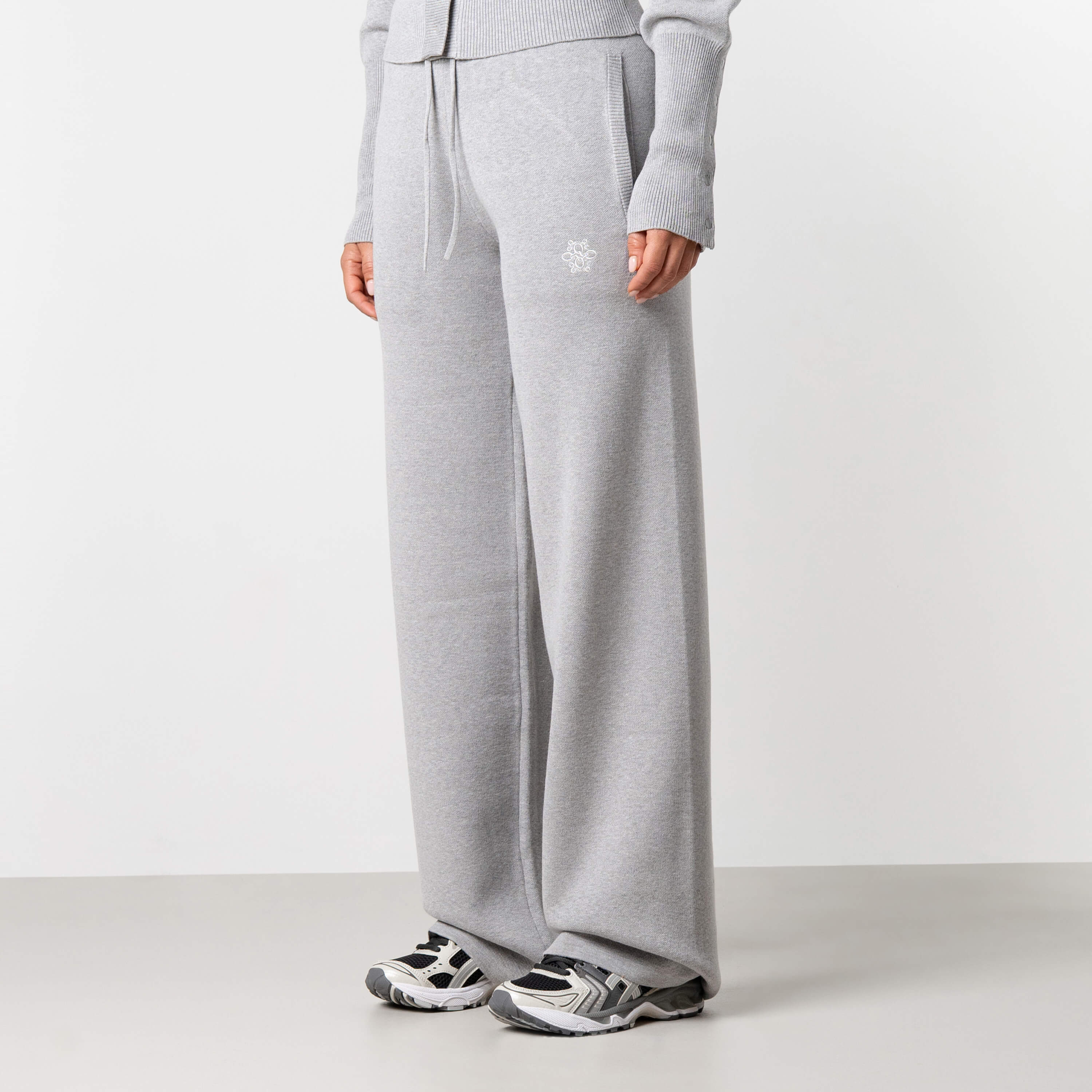 Model is 168 cm and wears size S