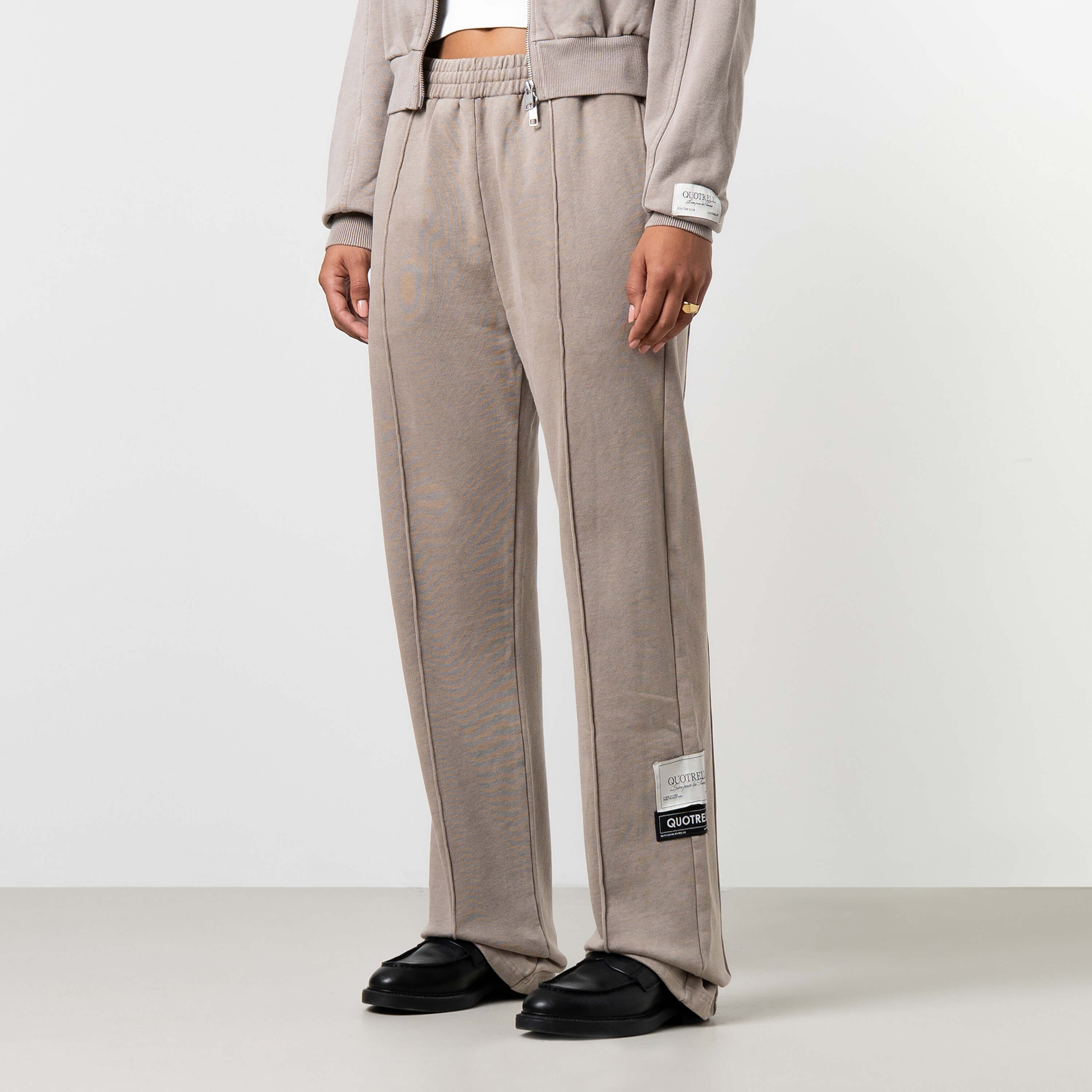 Model is 172 cm and wears size S