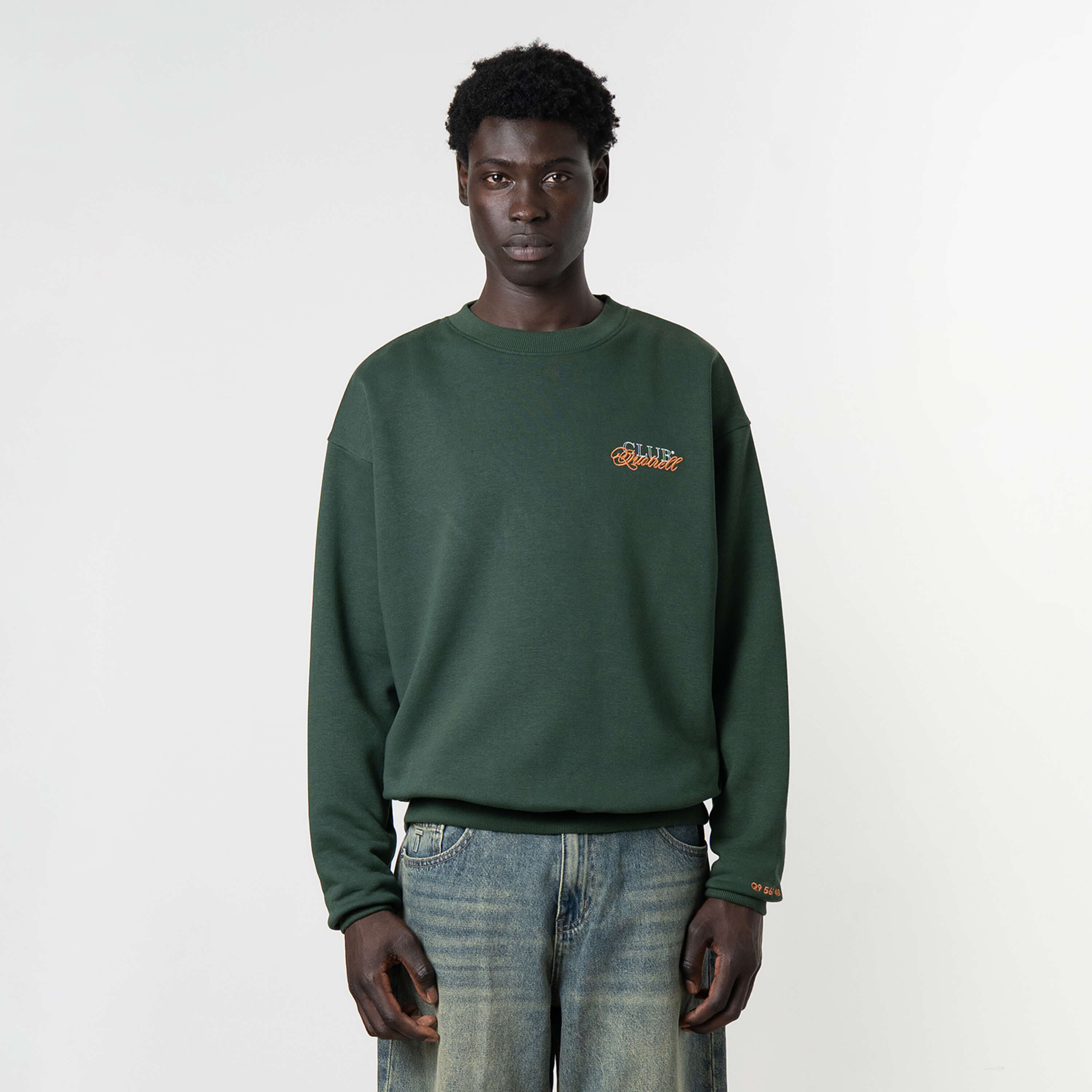Model is 189 cm, 74kg, and wears size M