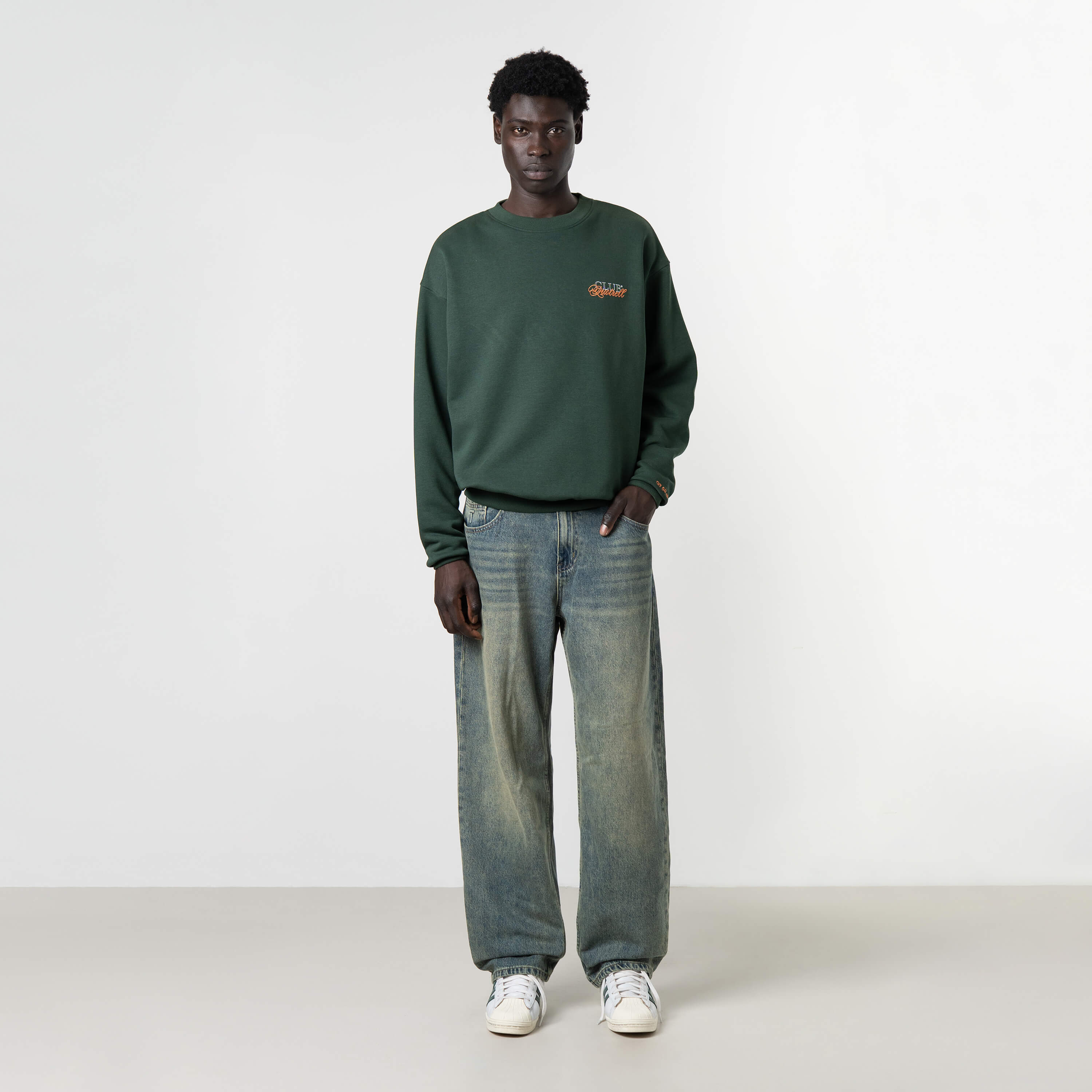 Model is 189 cm, 74kg, and wears size M