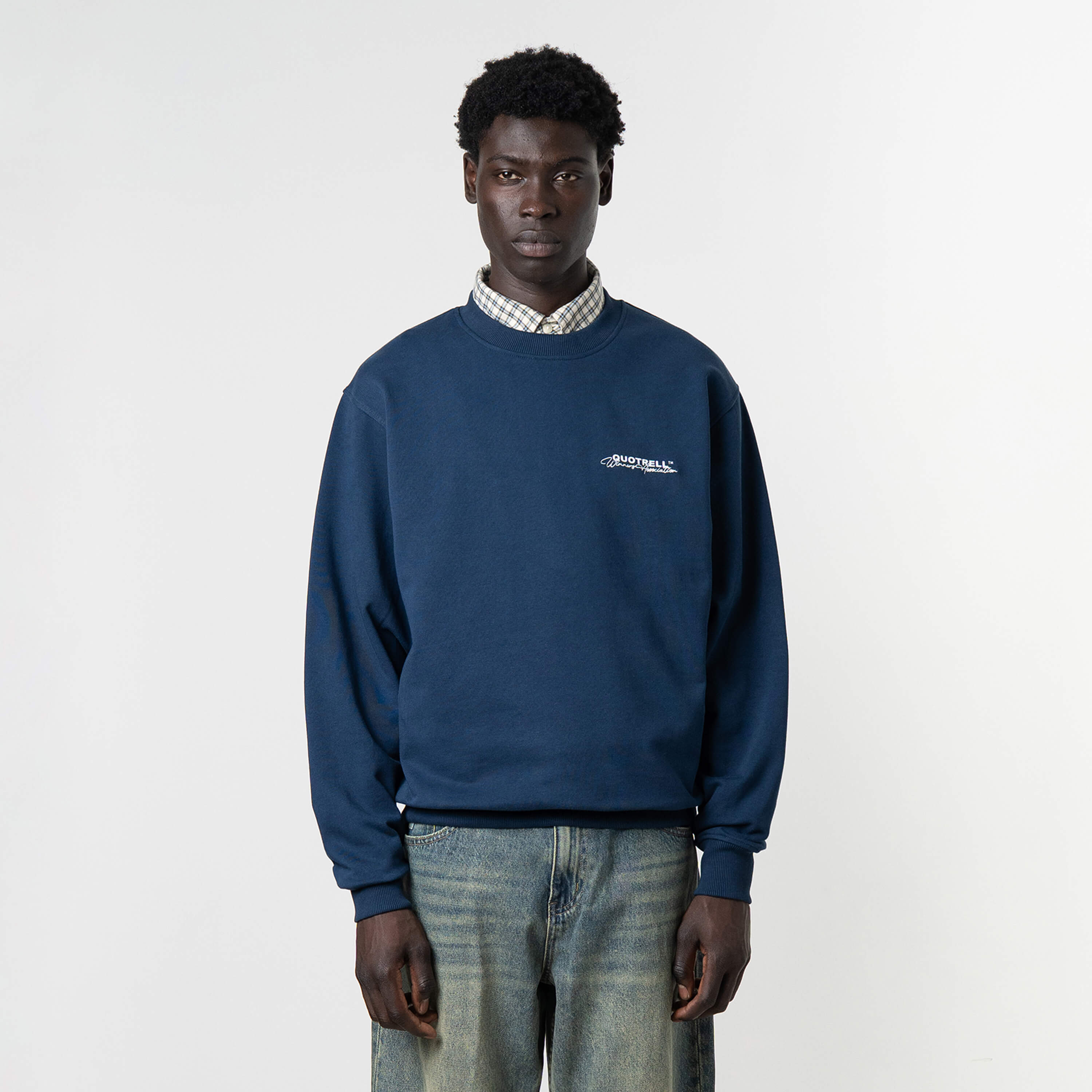 Model is 189 cm, 74kg, and wears size M