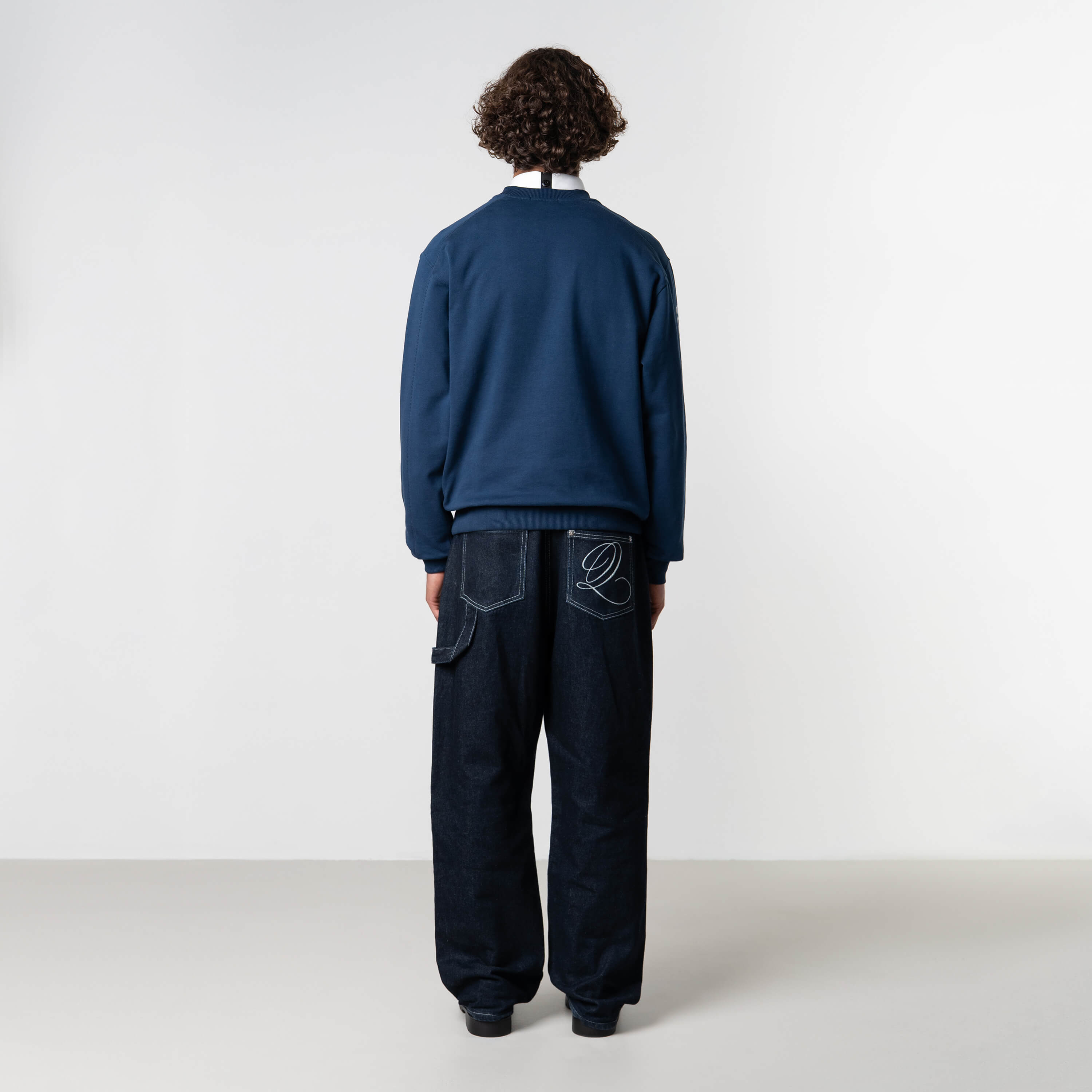 Model is 184 cm, 70 kg, and wears size M