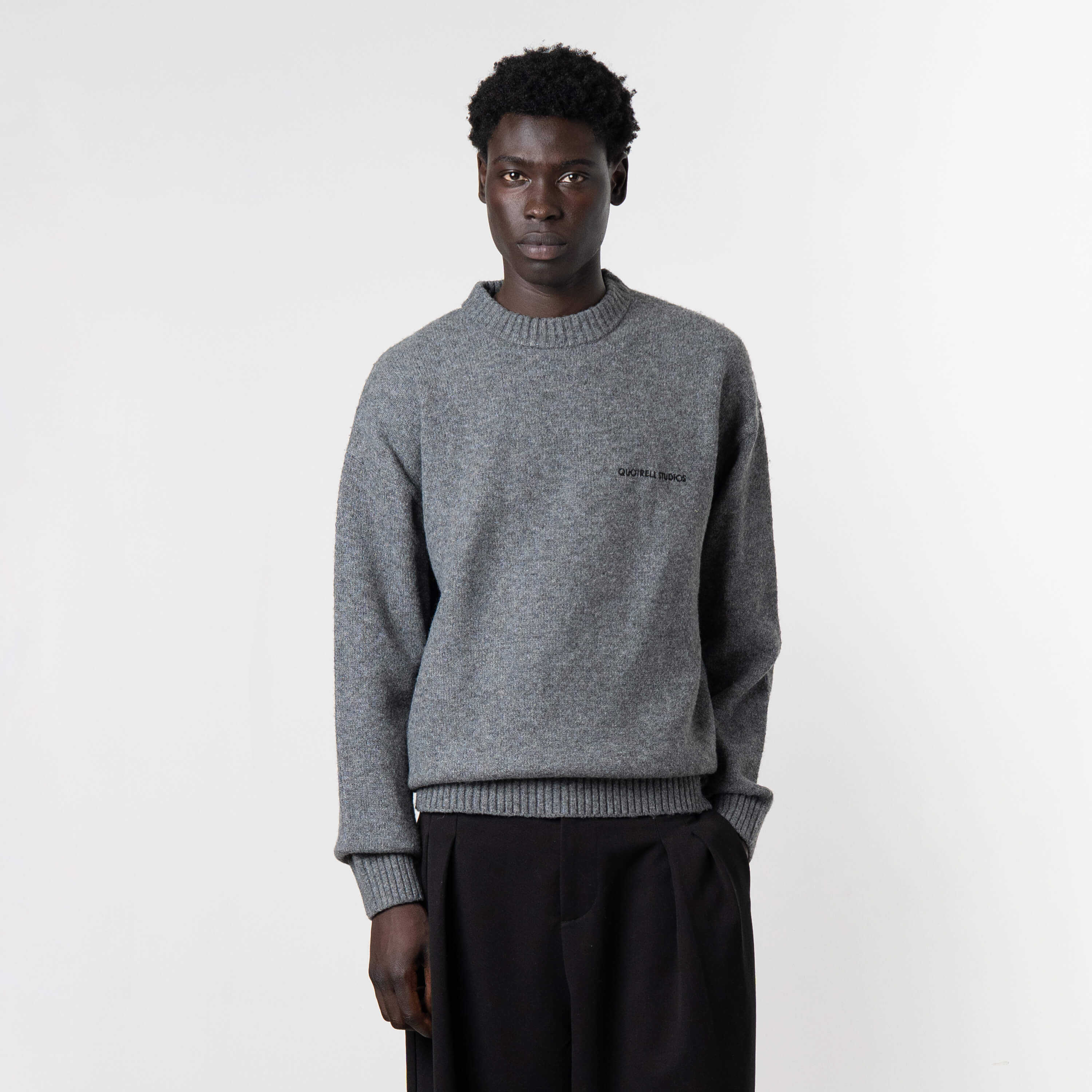 Model is 189 cm, 74kg, and wears size M