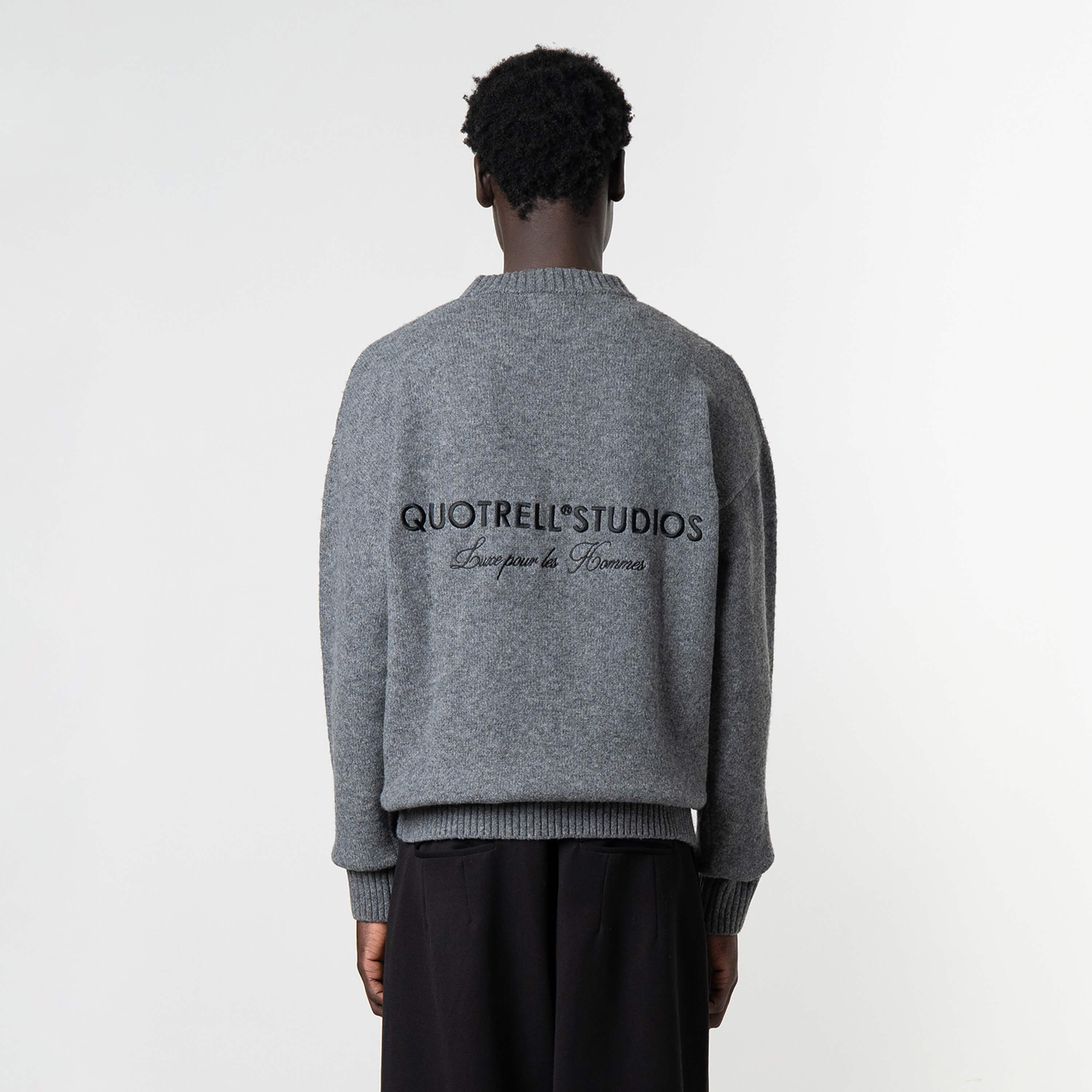 Model is 189 cm, 74kg, and wears size M