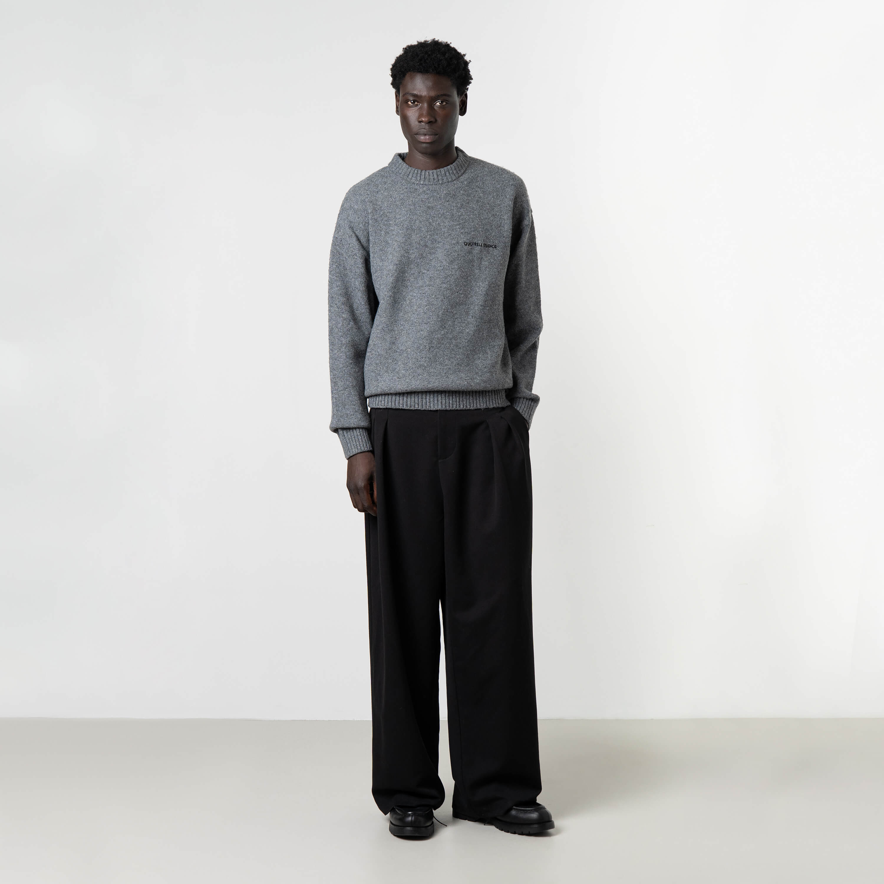 Model is 189 cm, 74kg, and wears size M