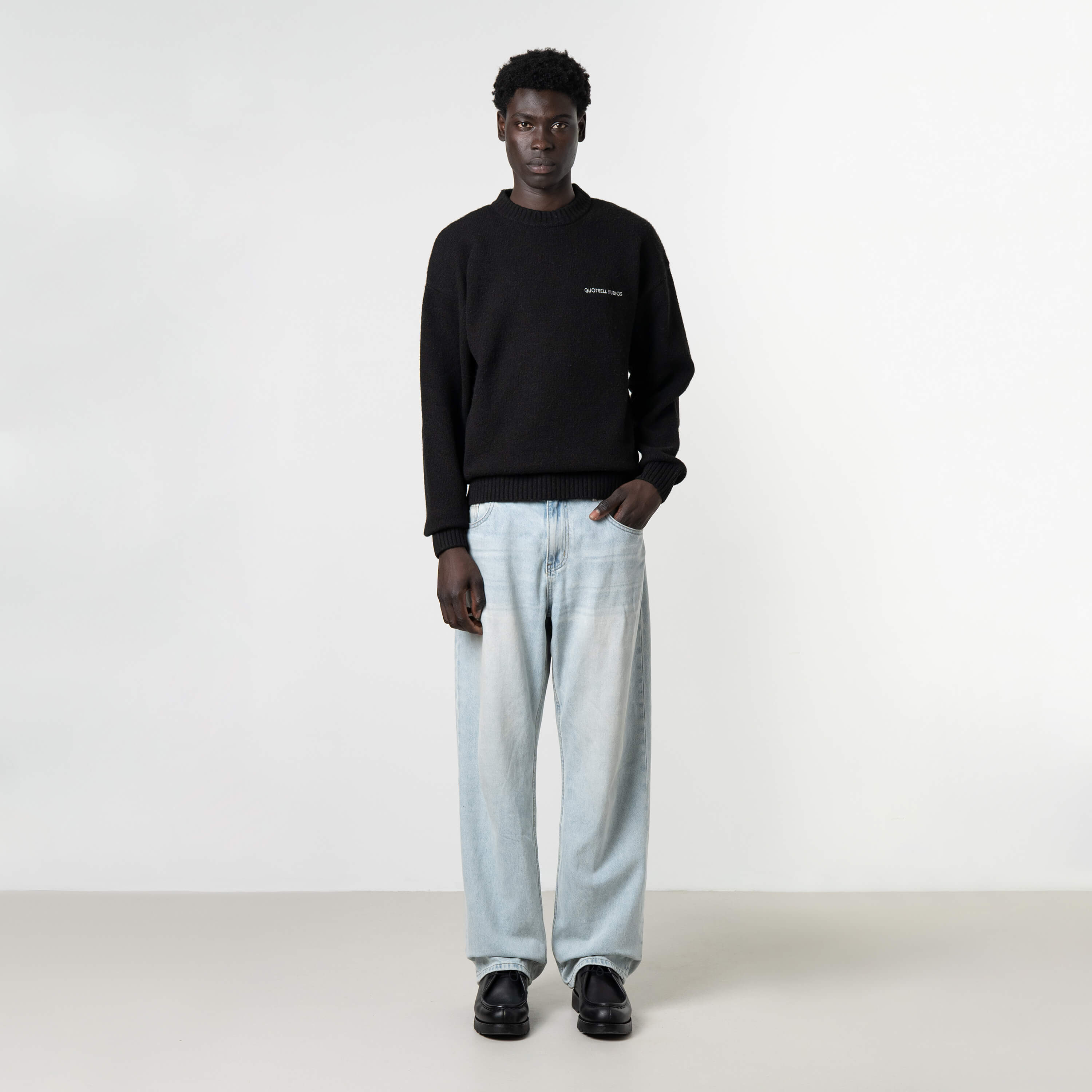 Model is 189 cm, 74kg, and wears size M