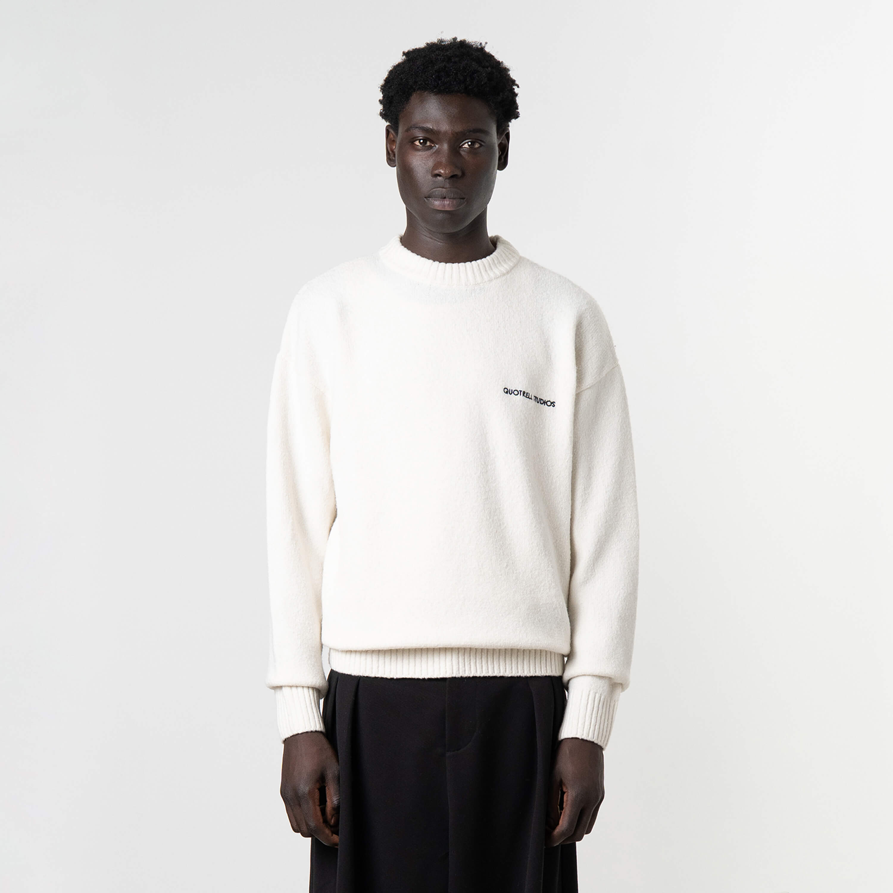 Model is 189 cm, 74kg, and wears size M