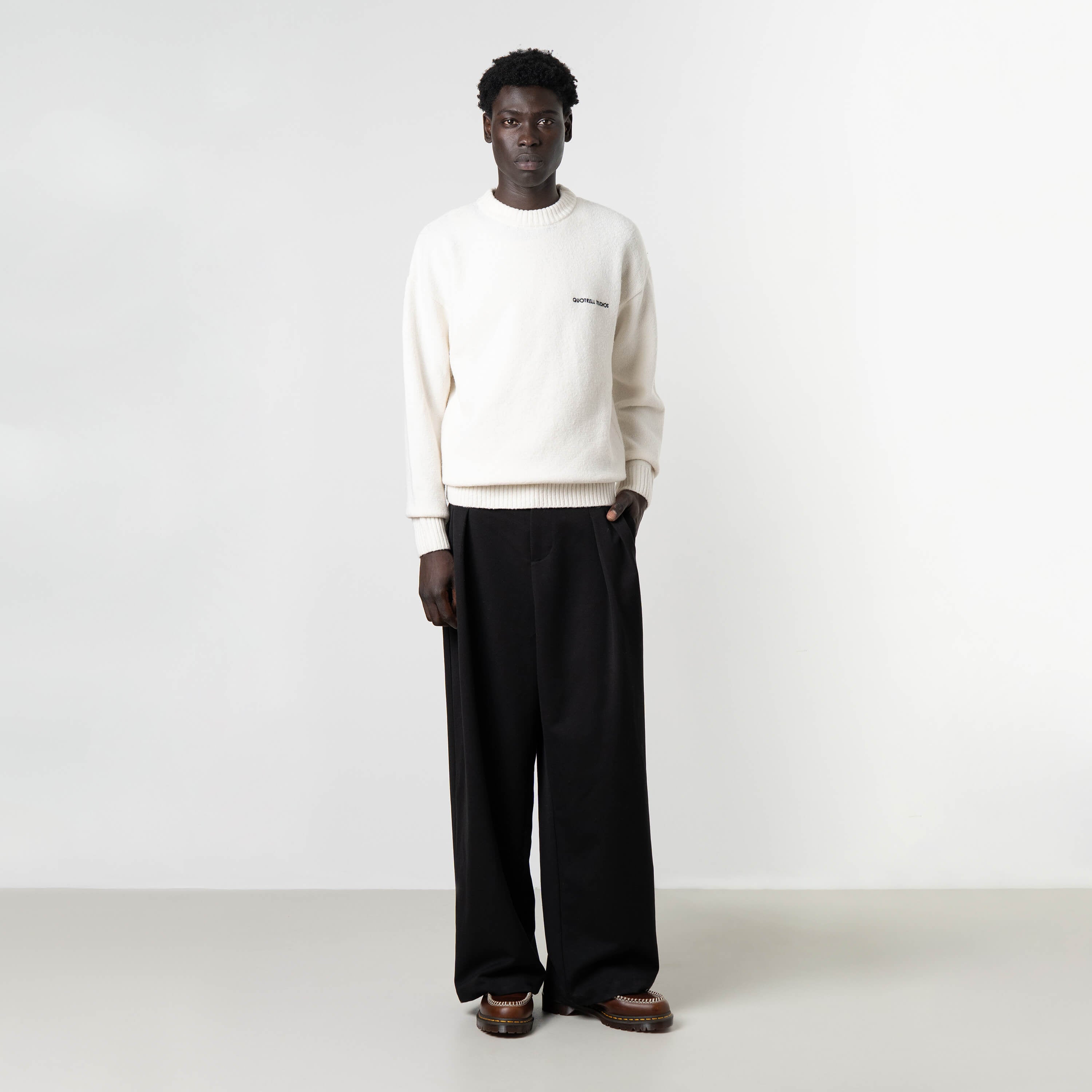 Model is 189 cm, 74kg, and wears size M