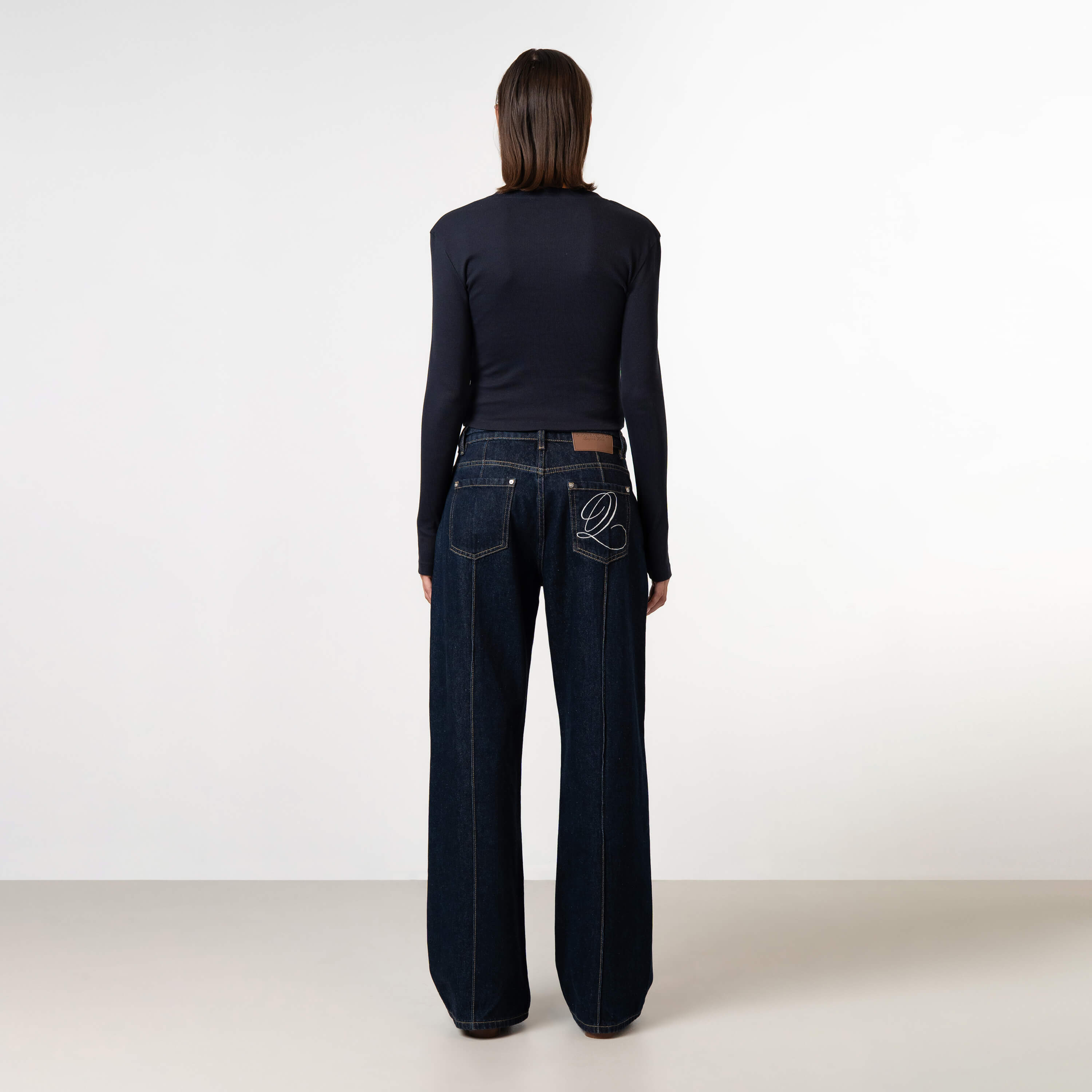 Model is 175 cm and wears size S