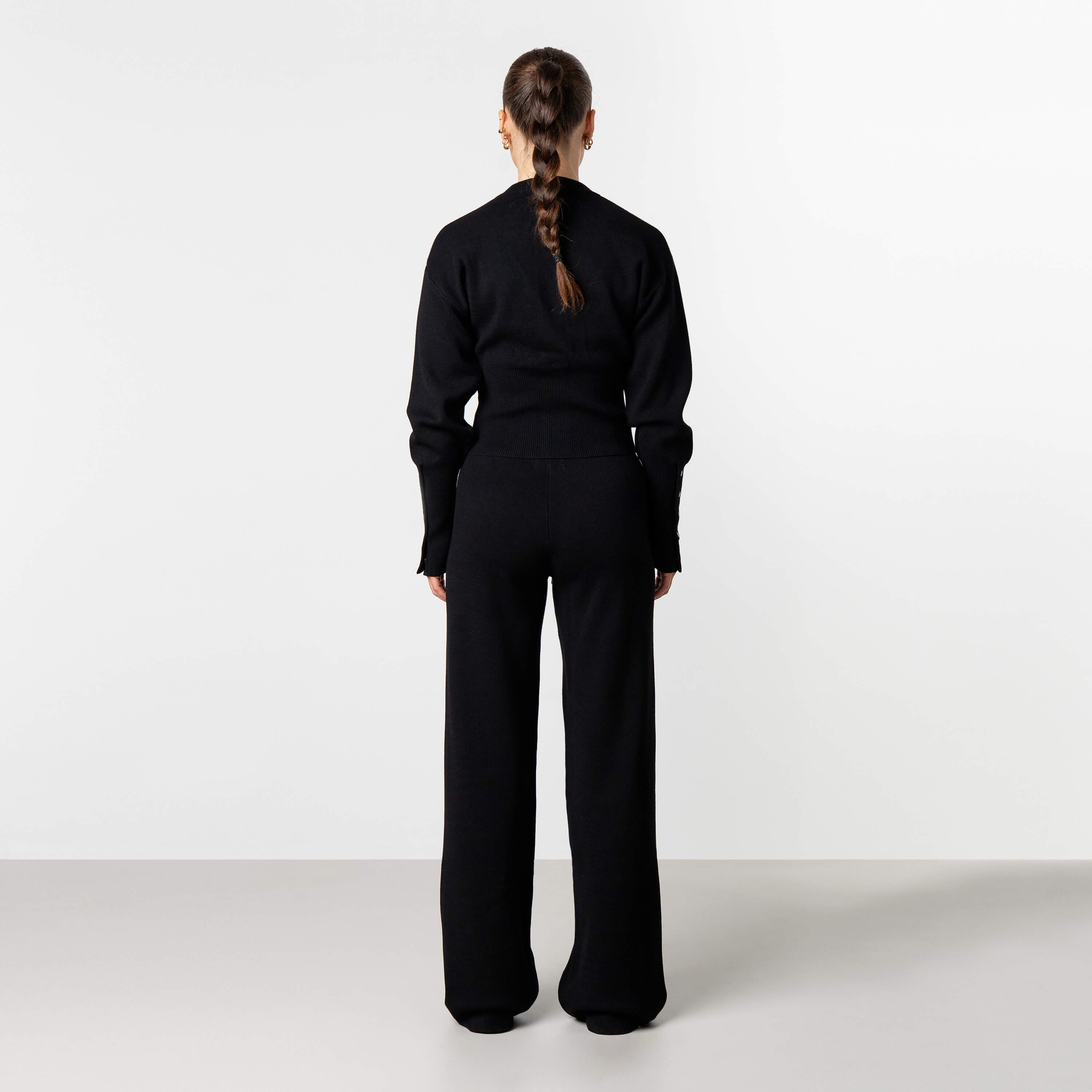 Model is 168 cm and wears size S