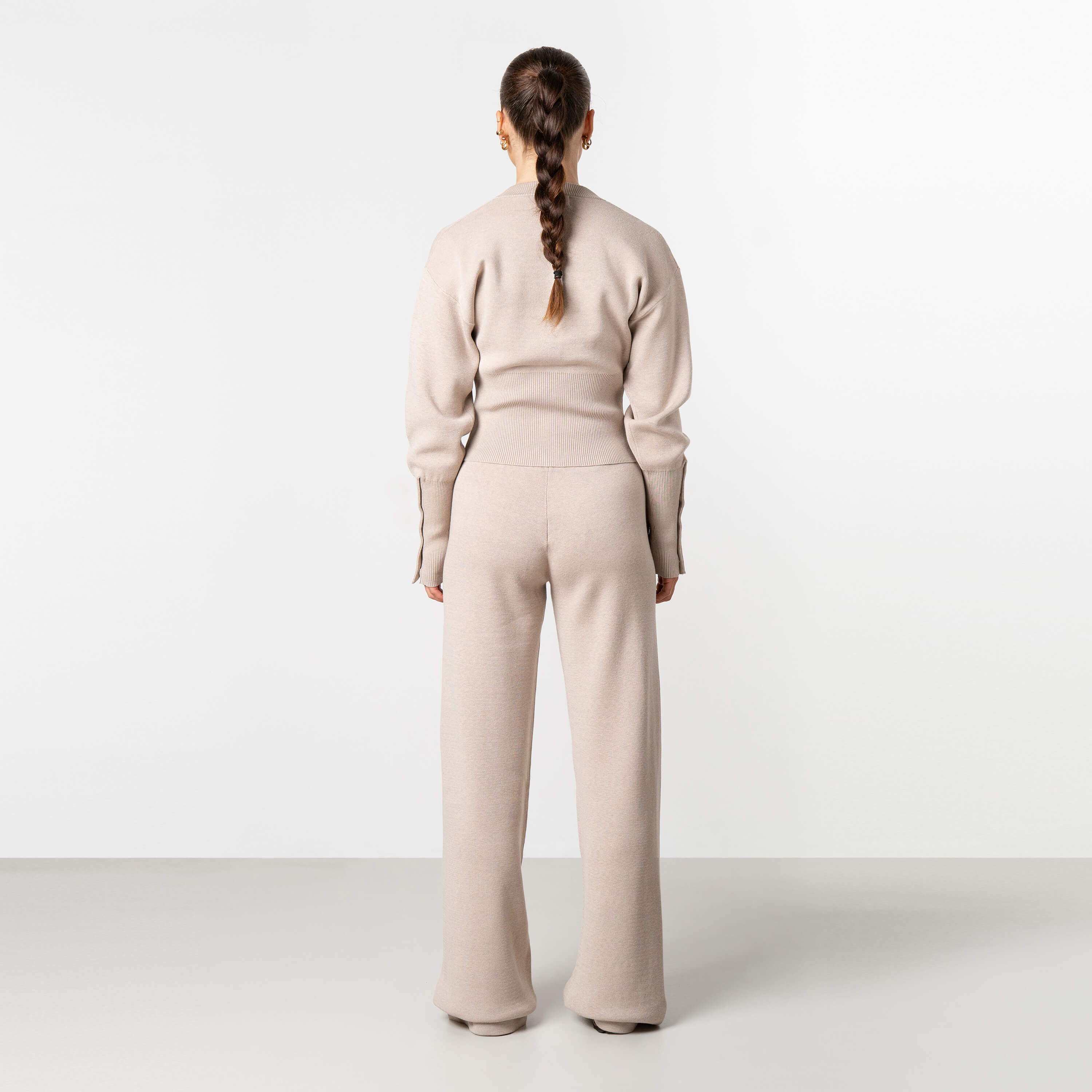 Model is 168 cm and wears size S