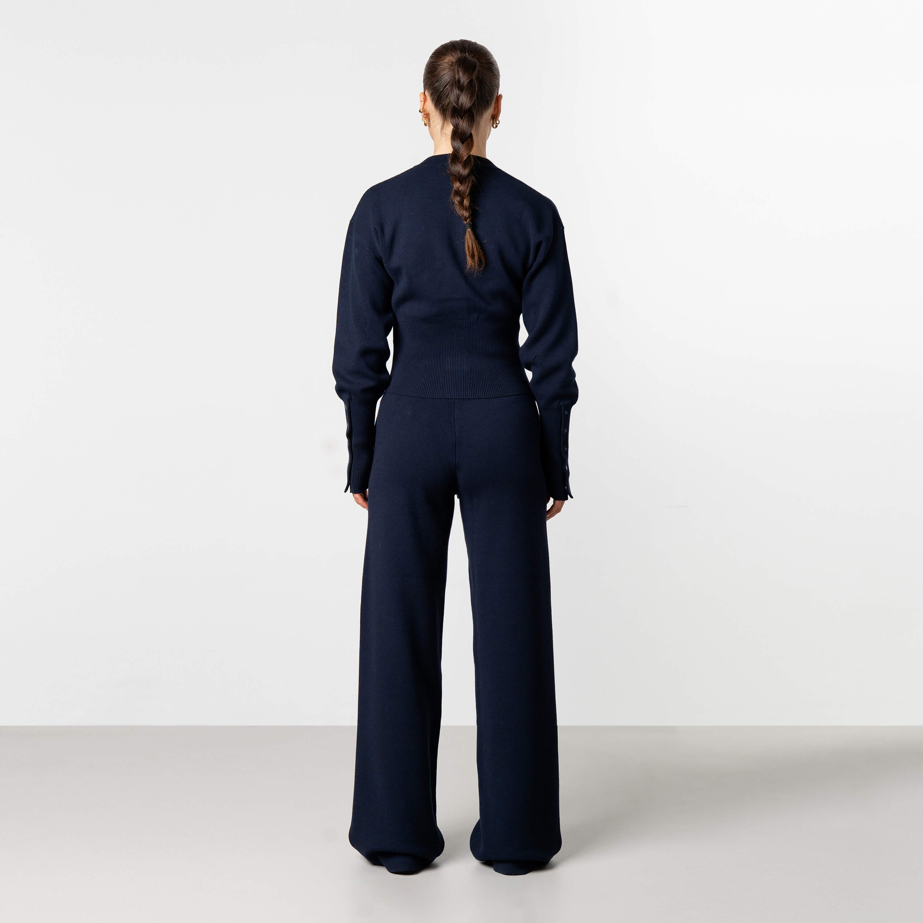 Model is 168 cm and wears size S
