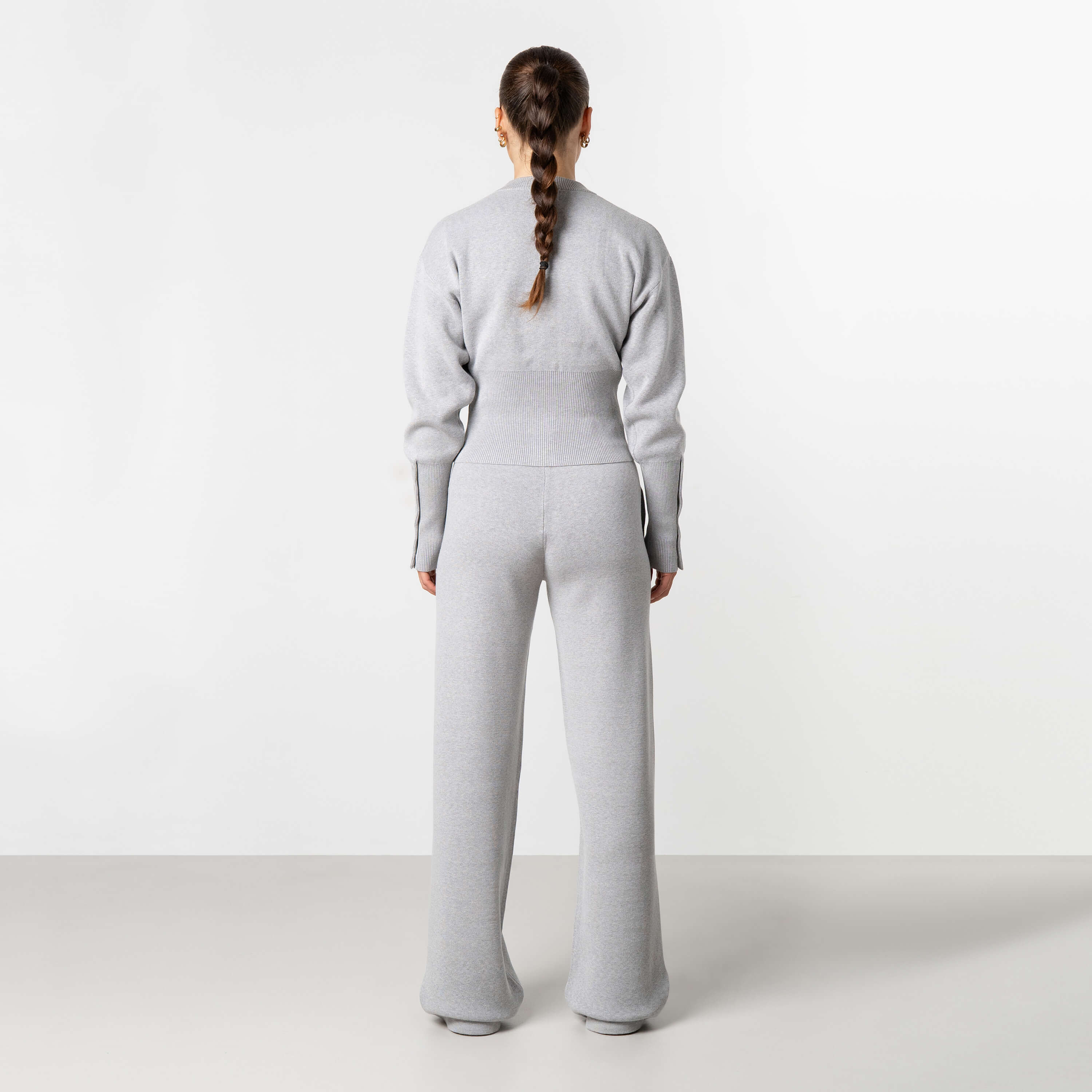 Model is 168 cm and wears size S