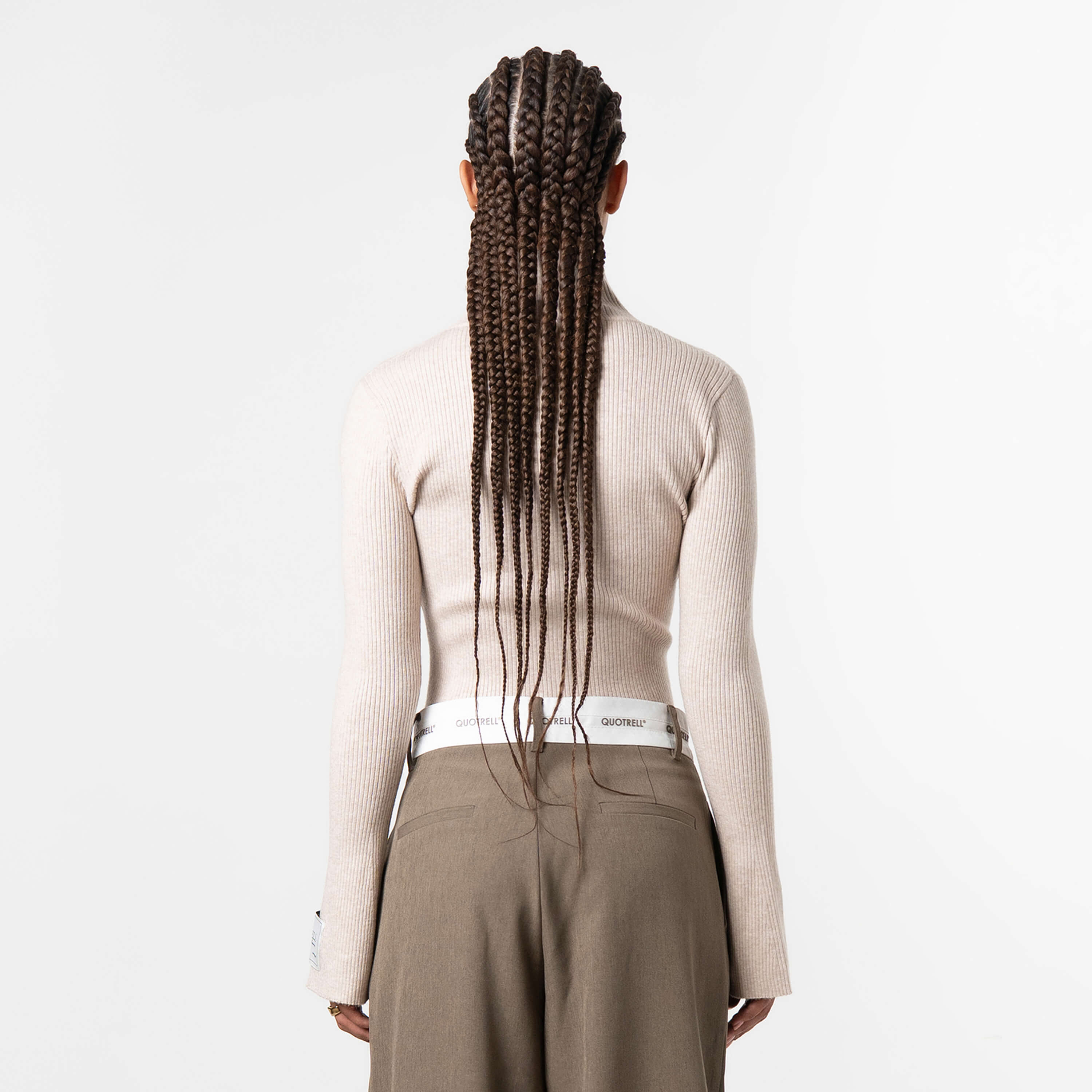 Model is 172 cm and wears size S