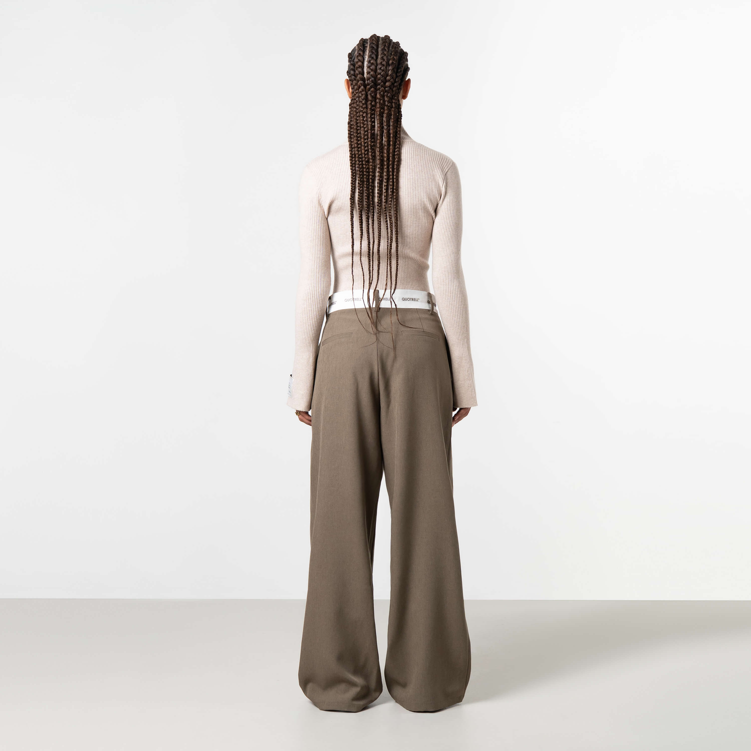 Model is 172 cm and wears size S