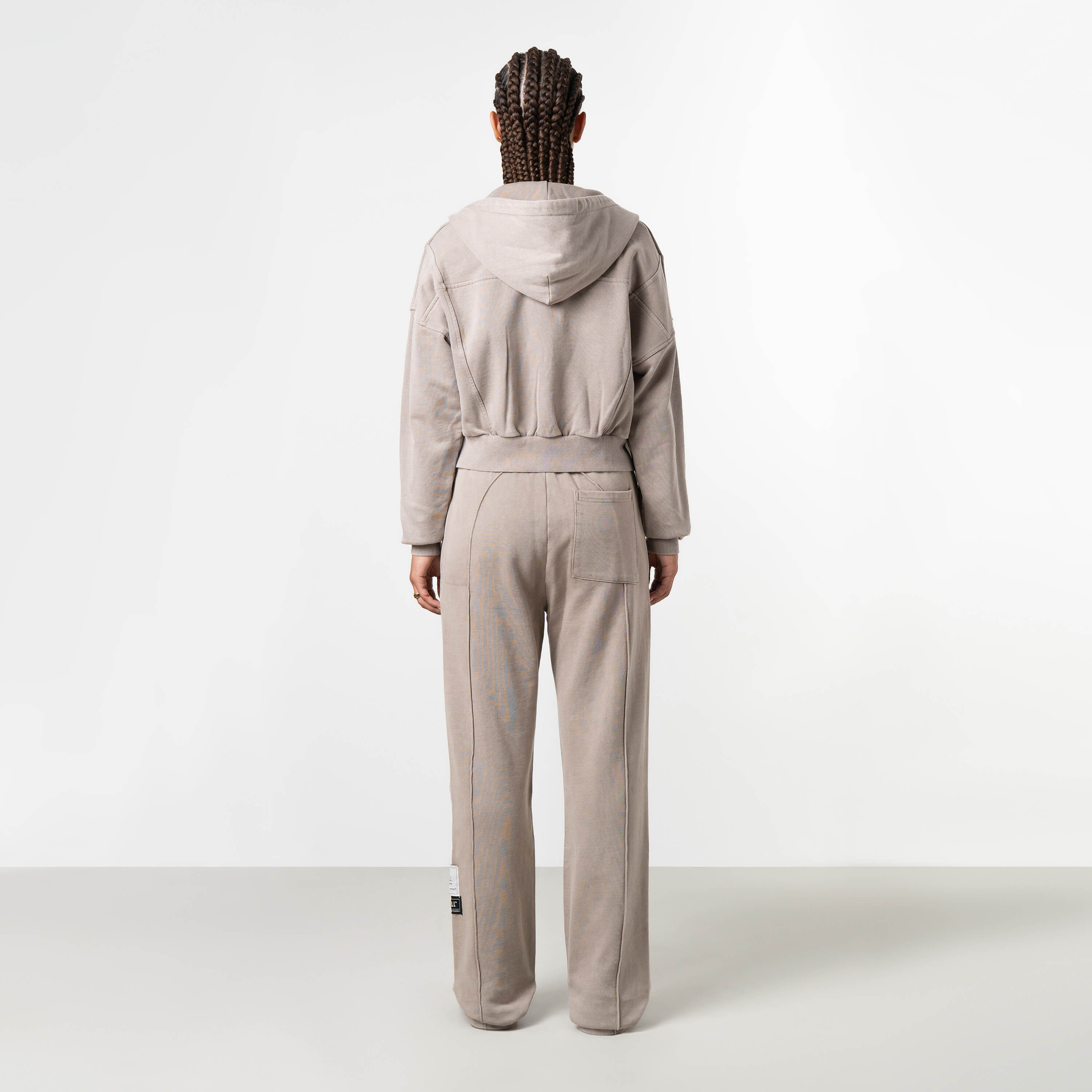 Model is 172 cm and wears size S