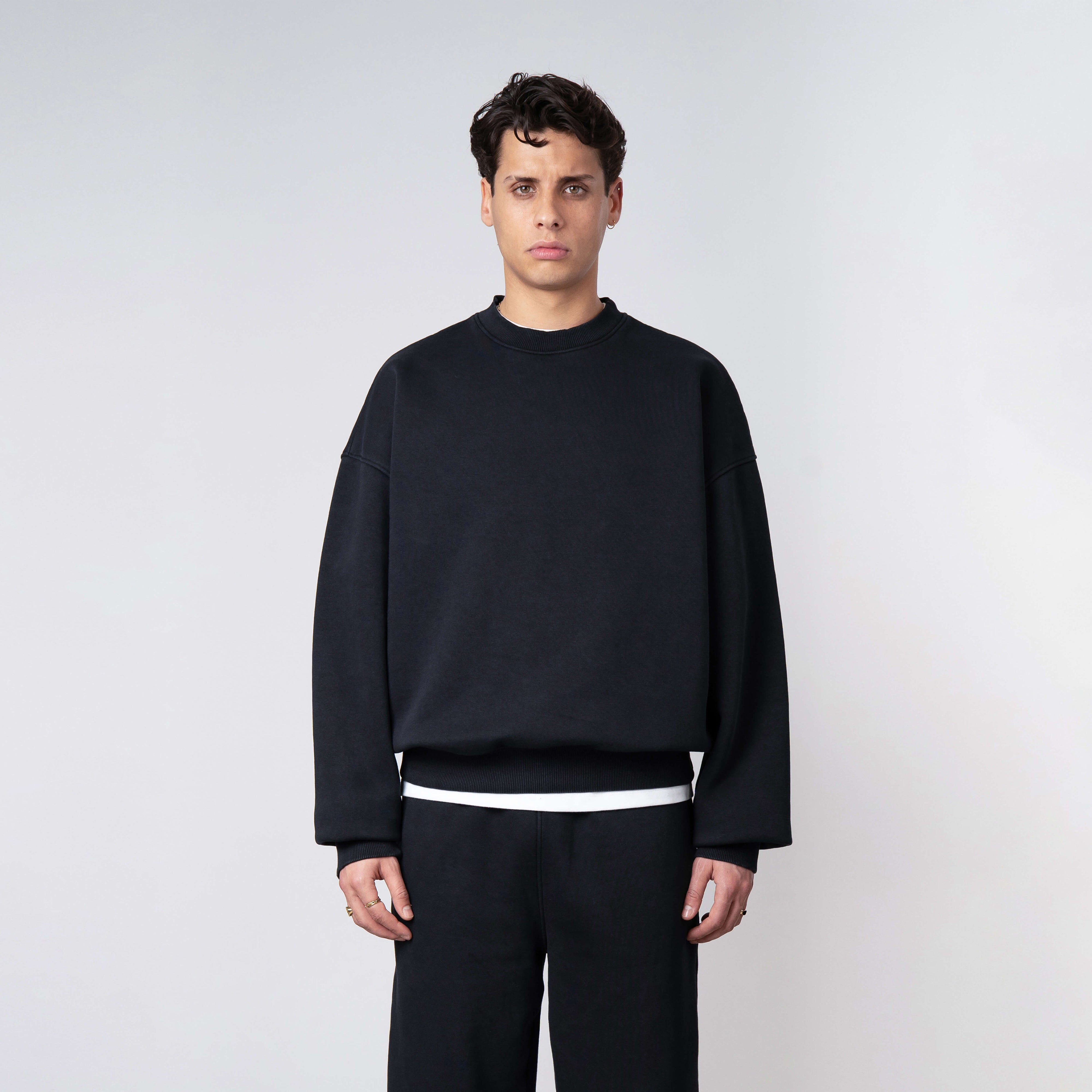 Model is 179 cm, 71 kg, and wears size M
