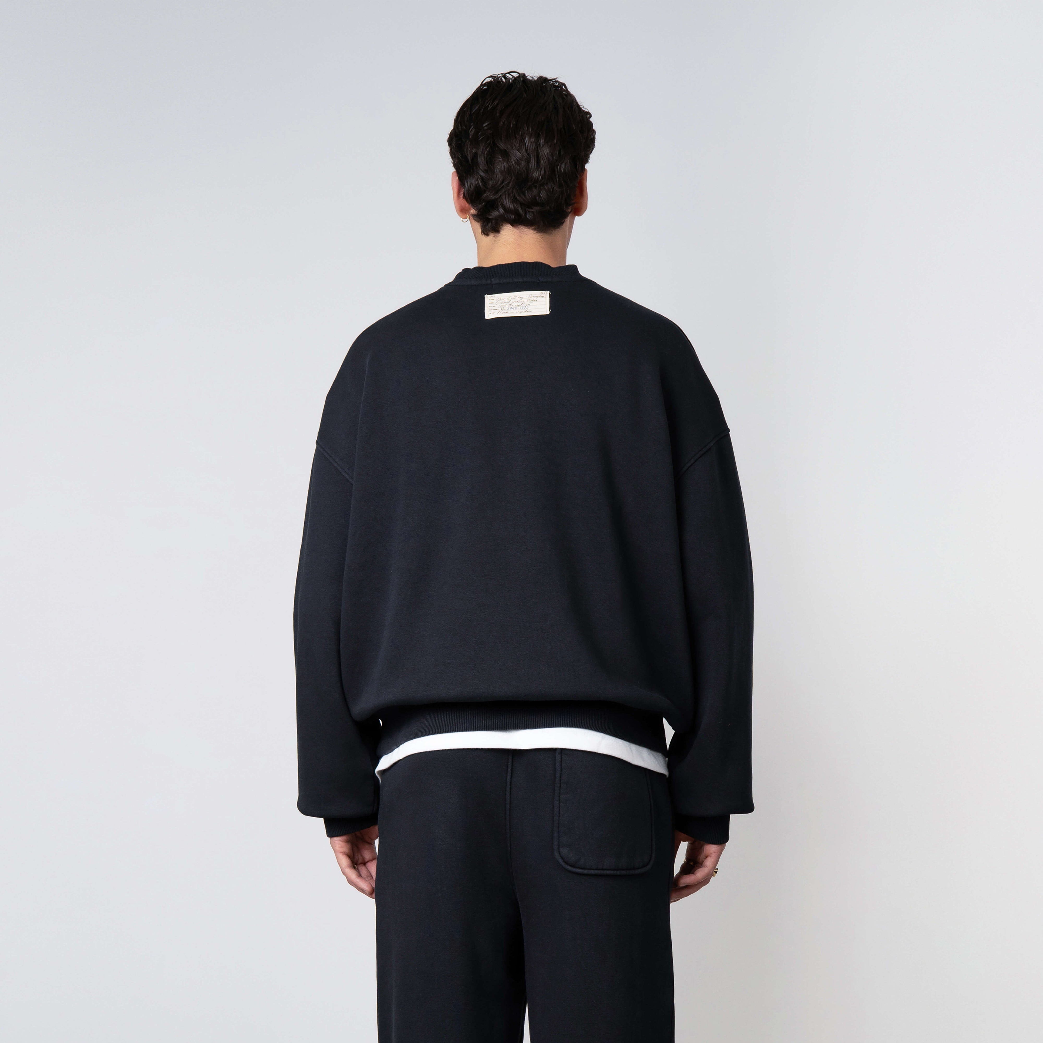 Model is 179 cm, 71 kg, and wears size M
