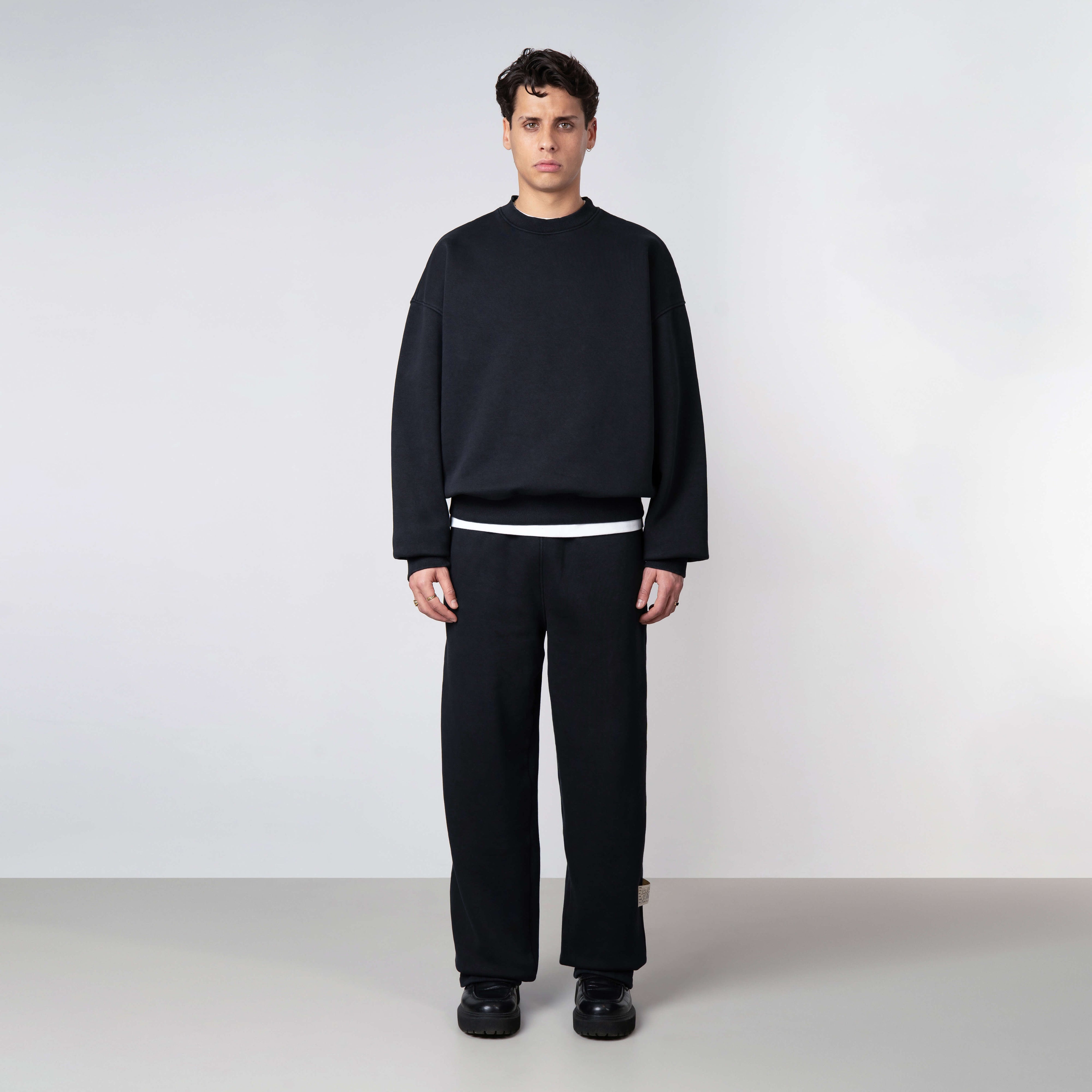 Model is 179 cm, 71 kg, and wears size M
