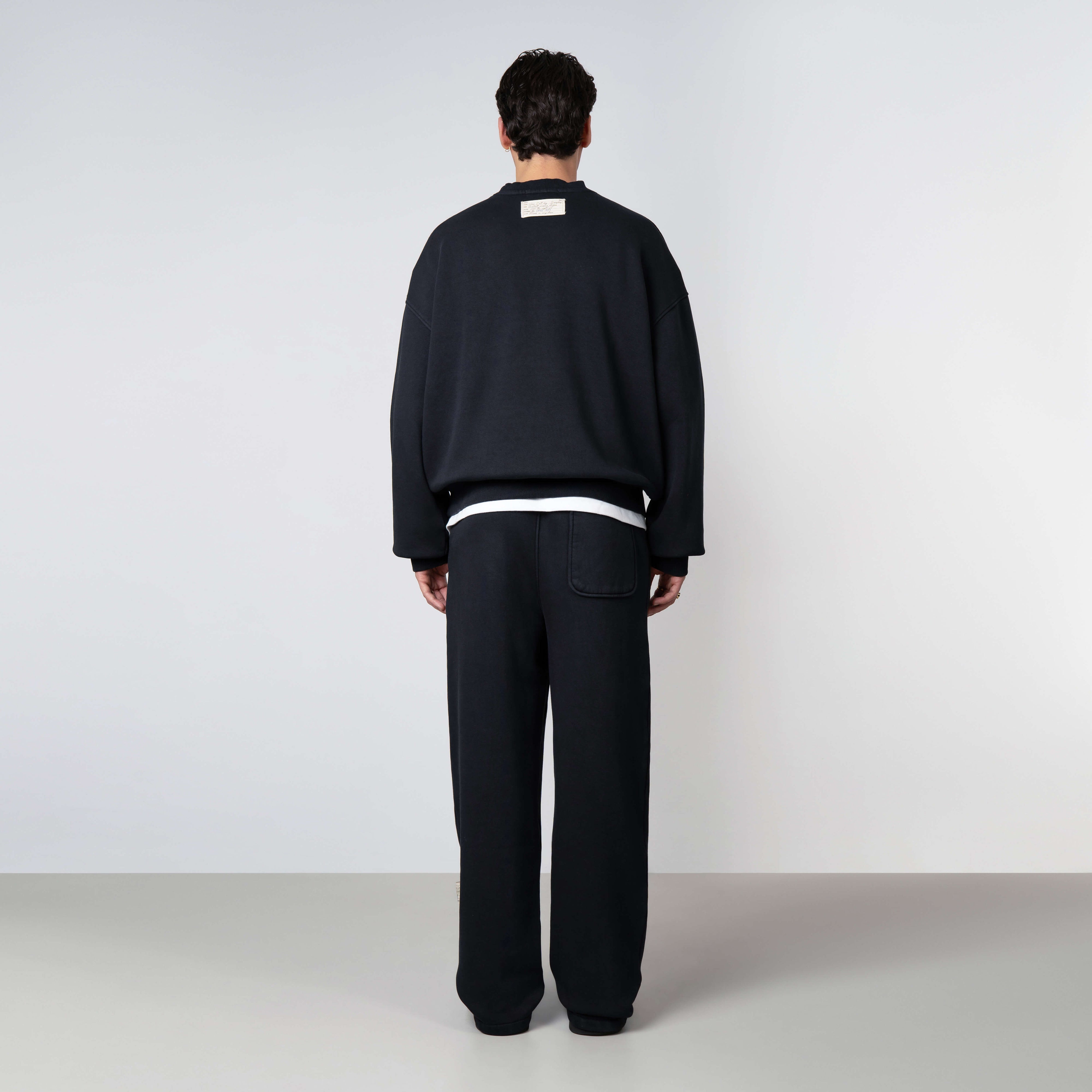 Model is 179 cm, 71 kg, and wears size M
