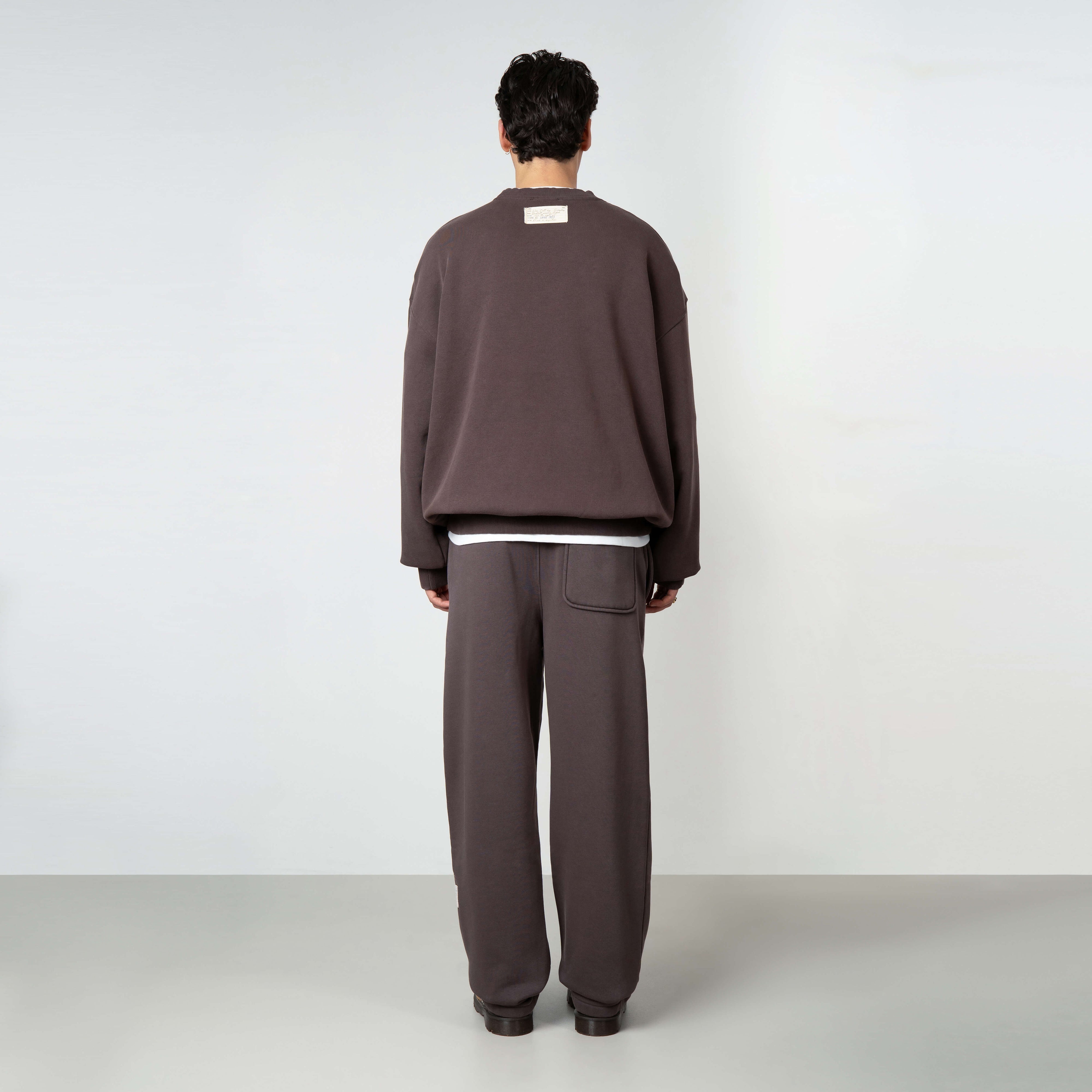 Model is 179 cm, 71 kg, and wears size M
