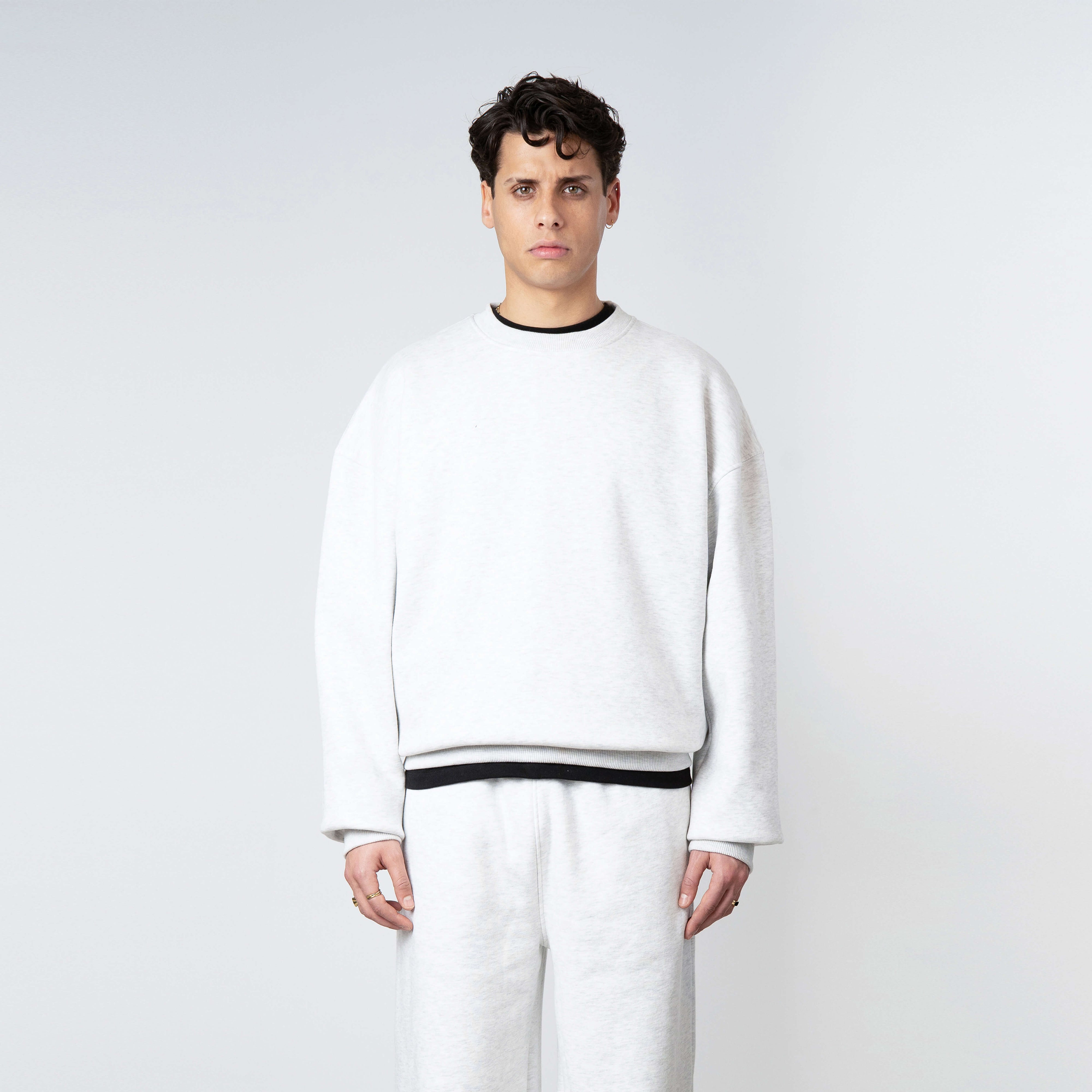 Model is 179 cm, 71 kg, and wears size M
